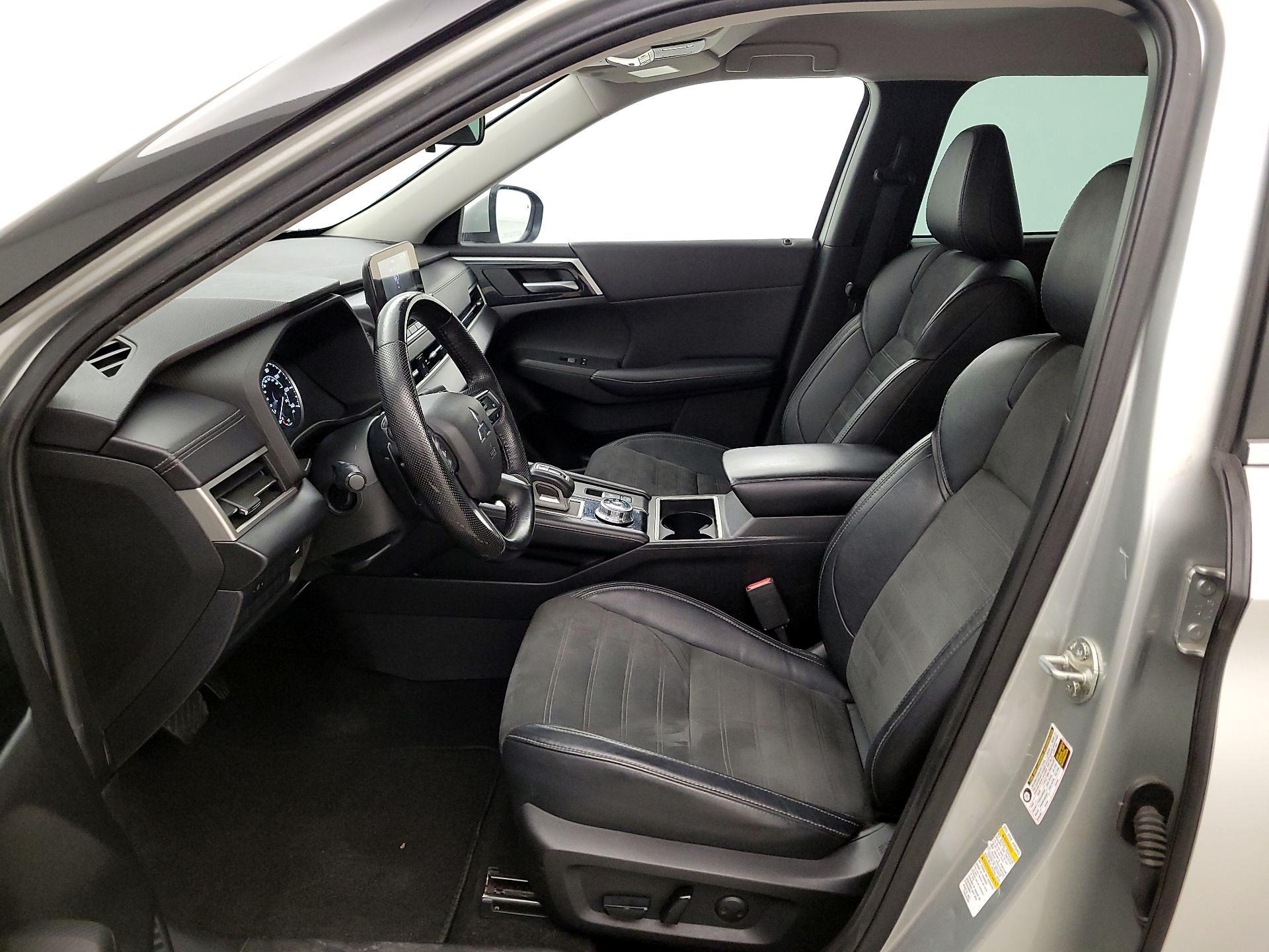 Thumbnail: 2023 Mitsubishi Outlander - 11