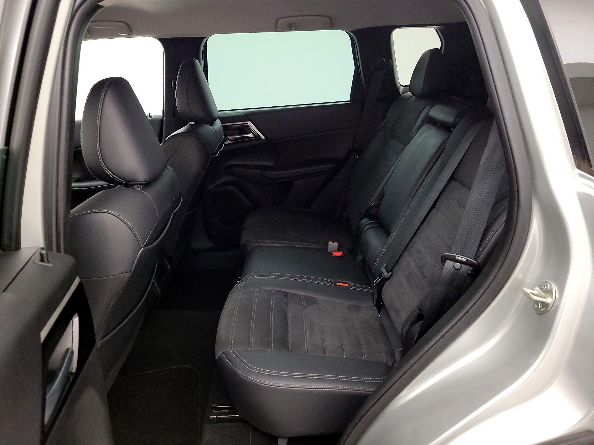 Thumbnail: 2023 Mitsubishi Outlander - 19