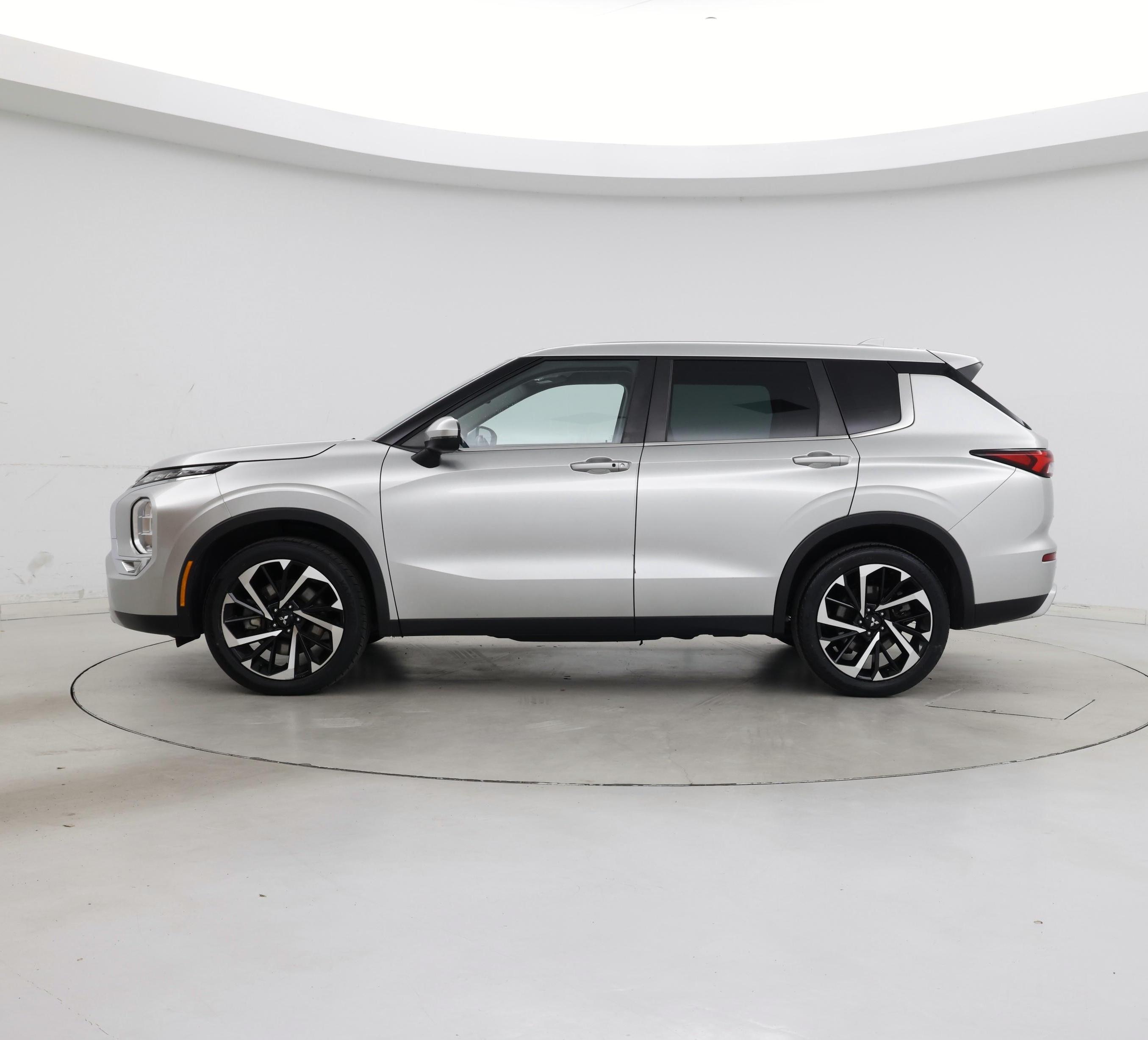 Thumbnail: 2023 Mitsubishi Outlander - 3