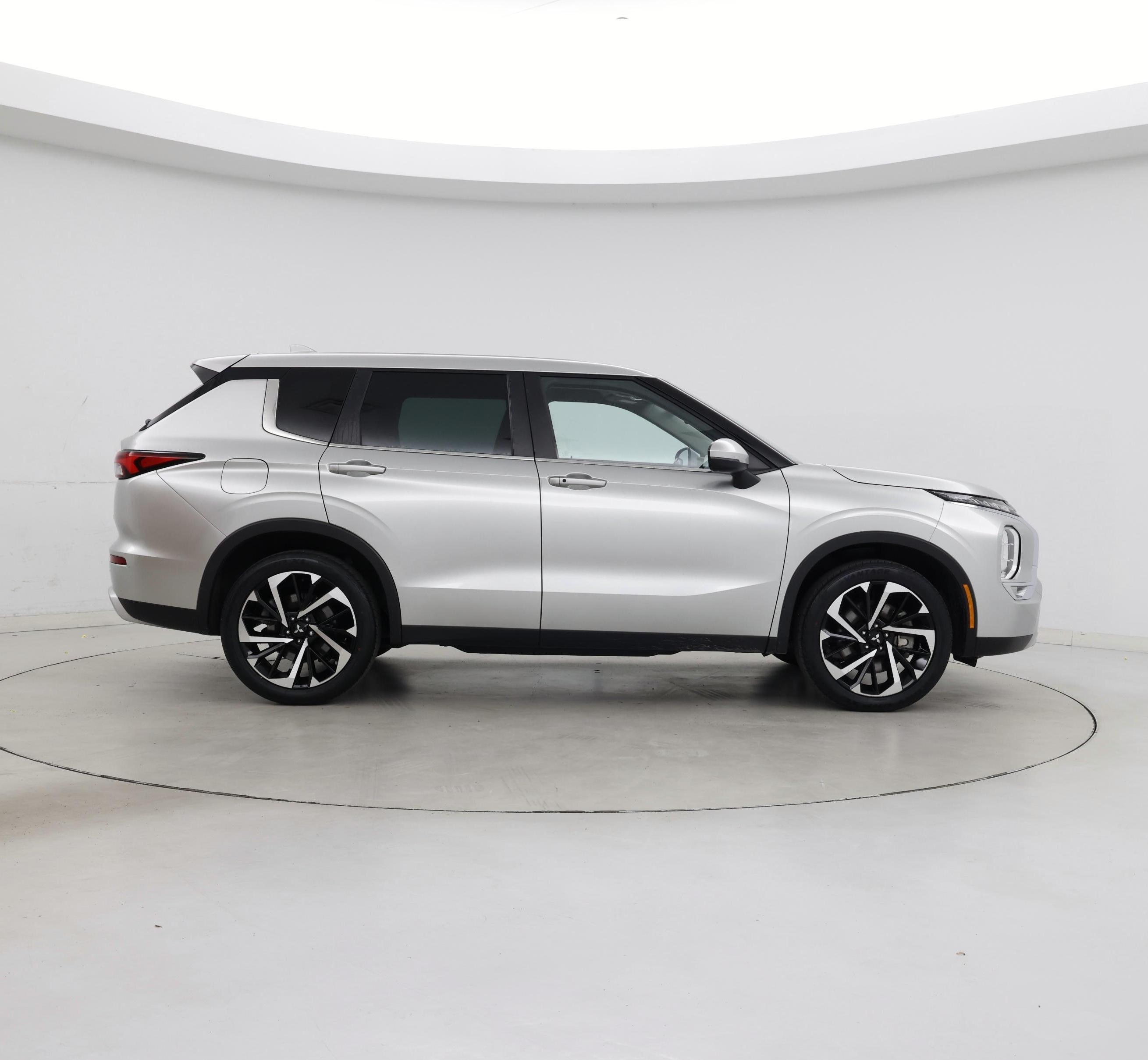 Thumbnail: 2023 Mitsubishi Outlander - 7
