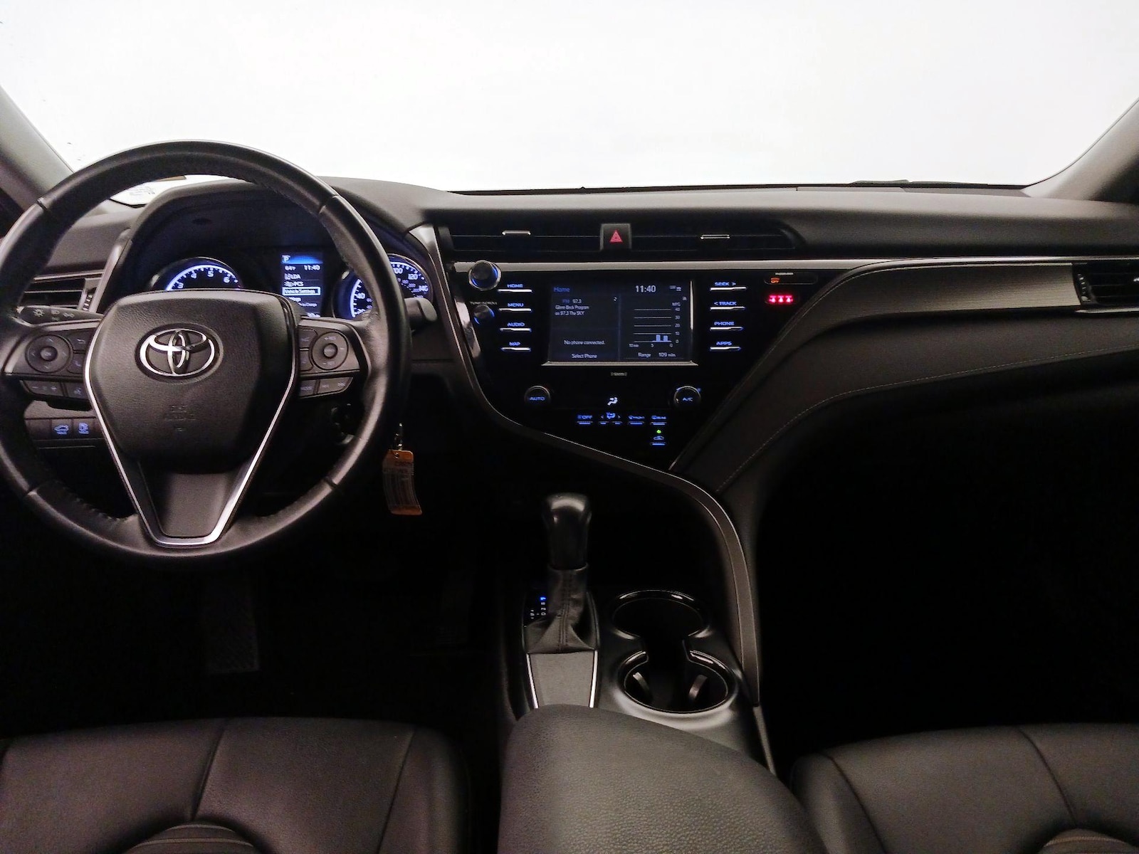2020 Toyota Camry SE - Photo 10