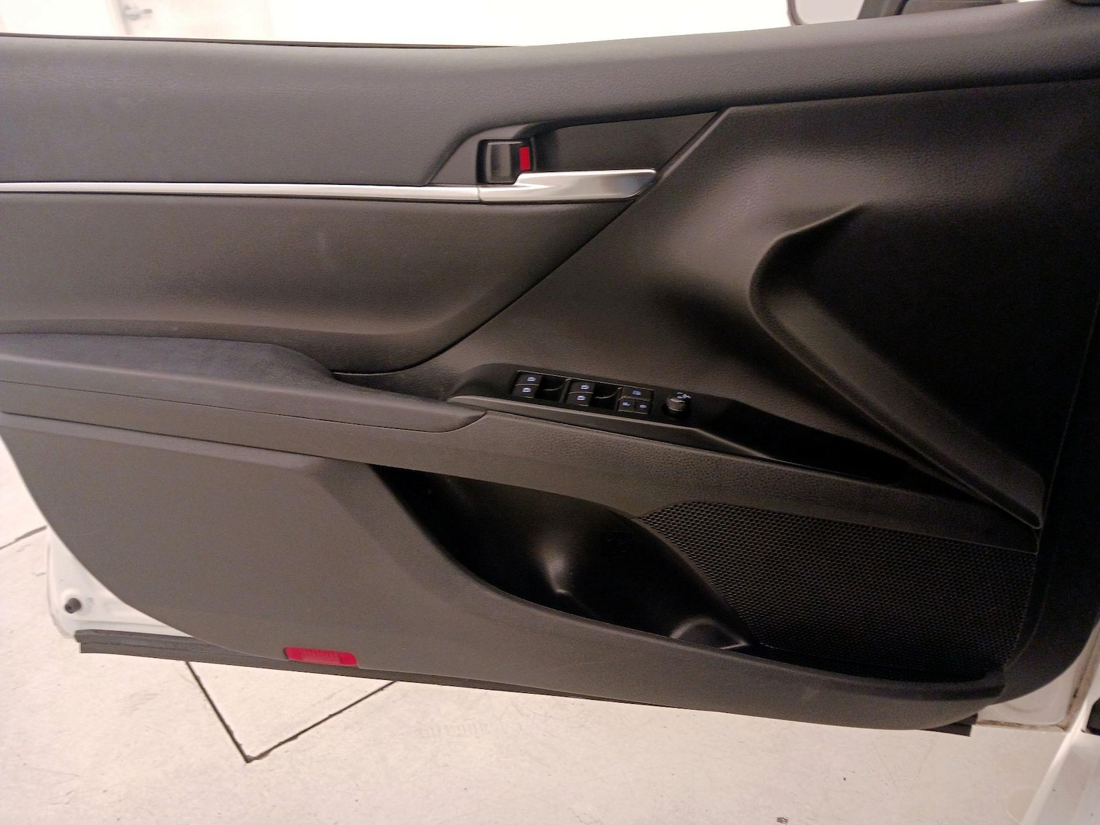 2020 Toyota Camry SE - Photo 13