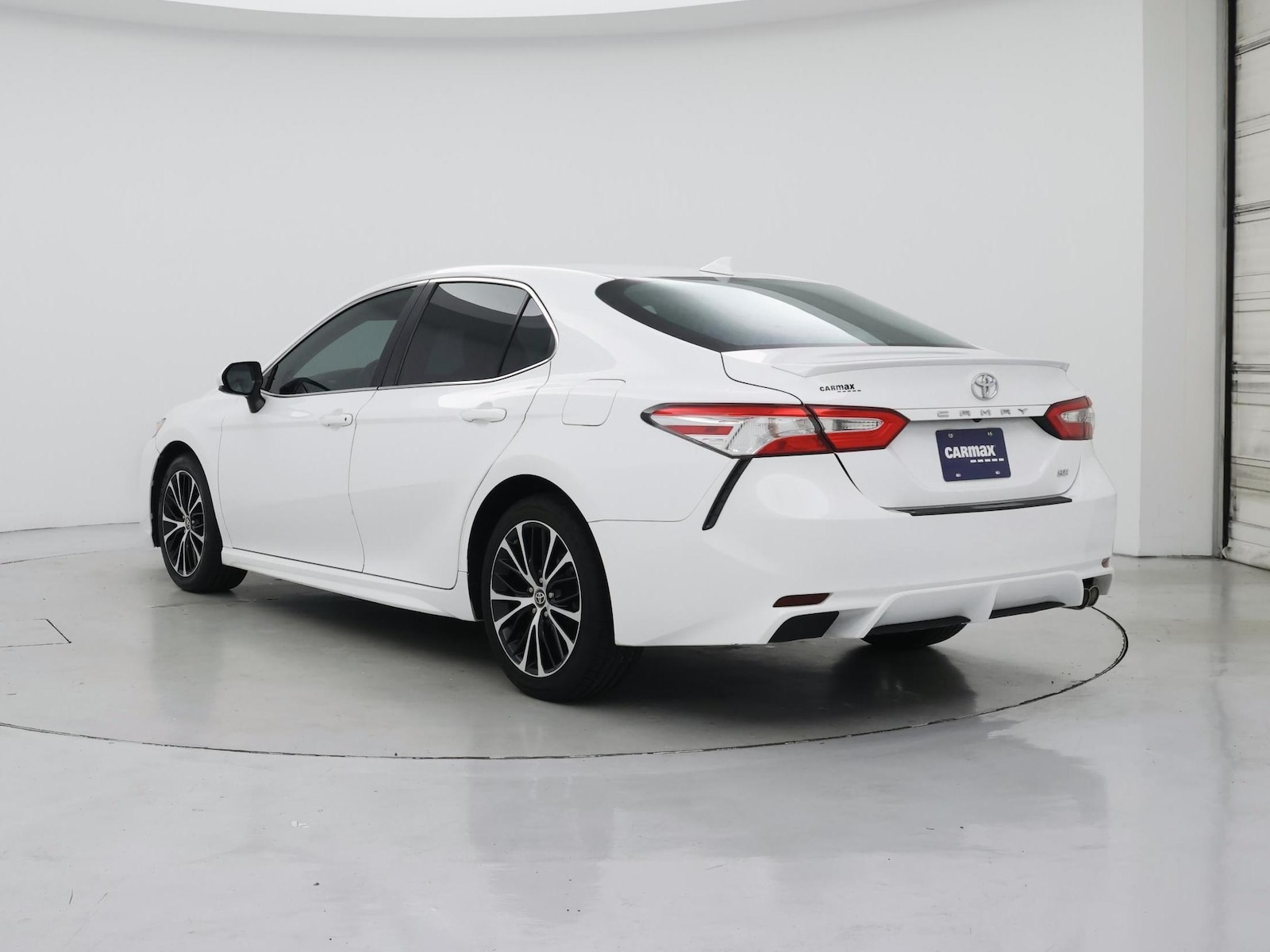 2020 Toyota Camry SE - Photo 3