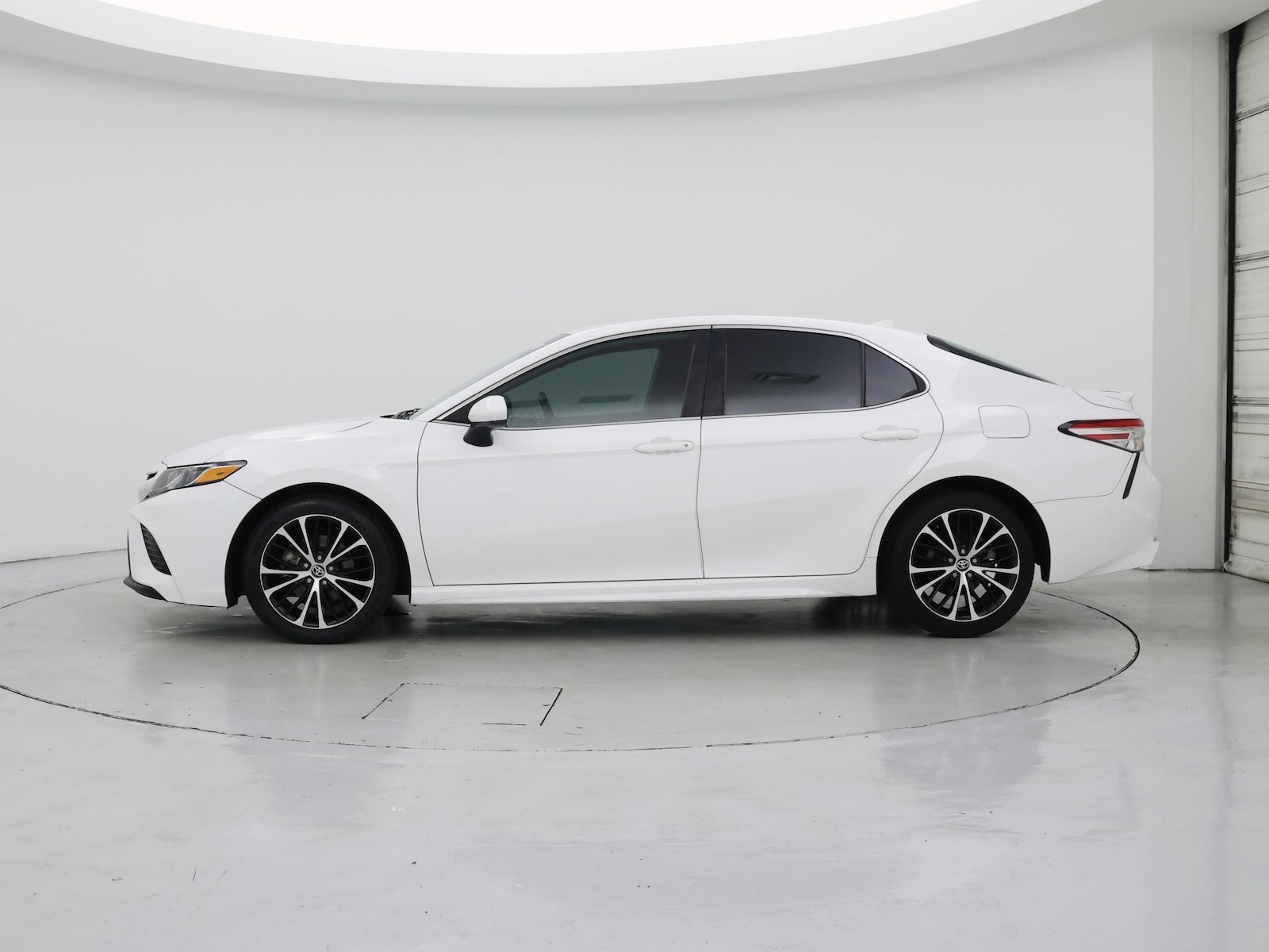 2020 Toyota Camry SE - Photo 4