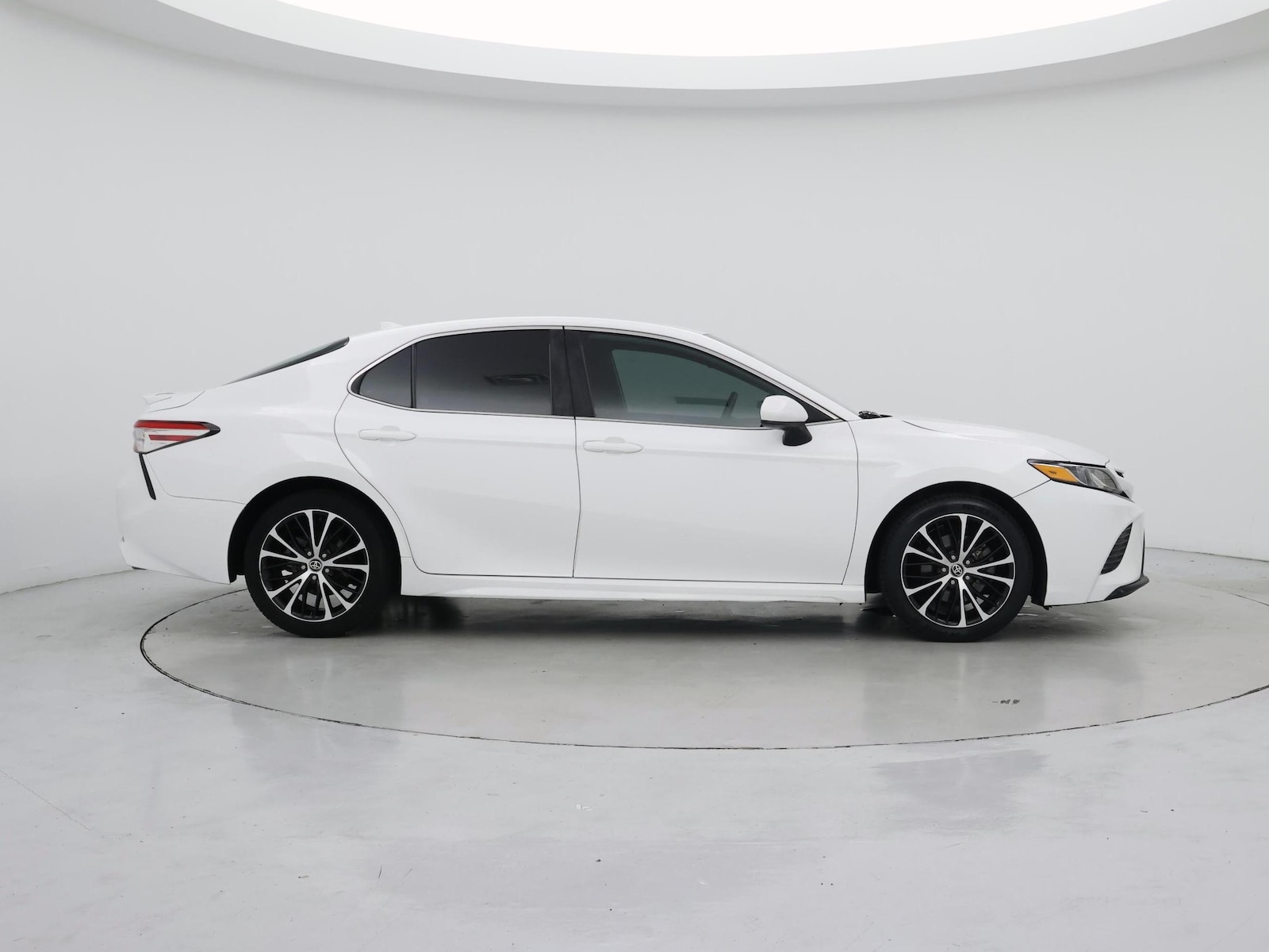 2020 Toyota Camry SE - Photo 8