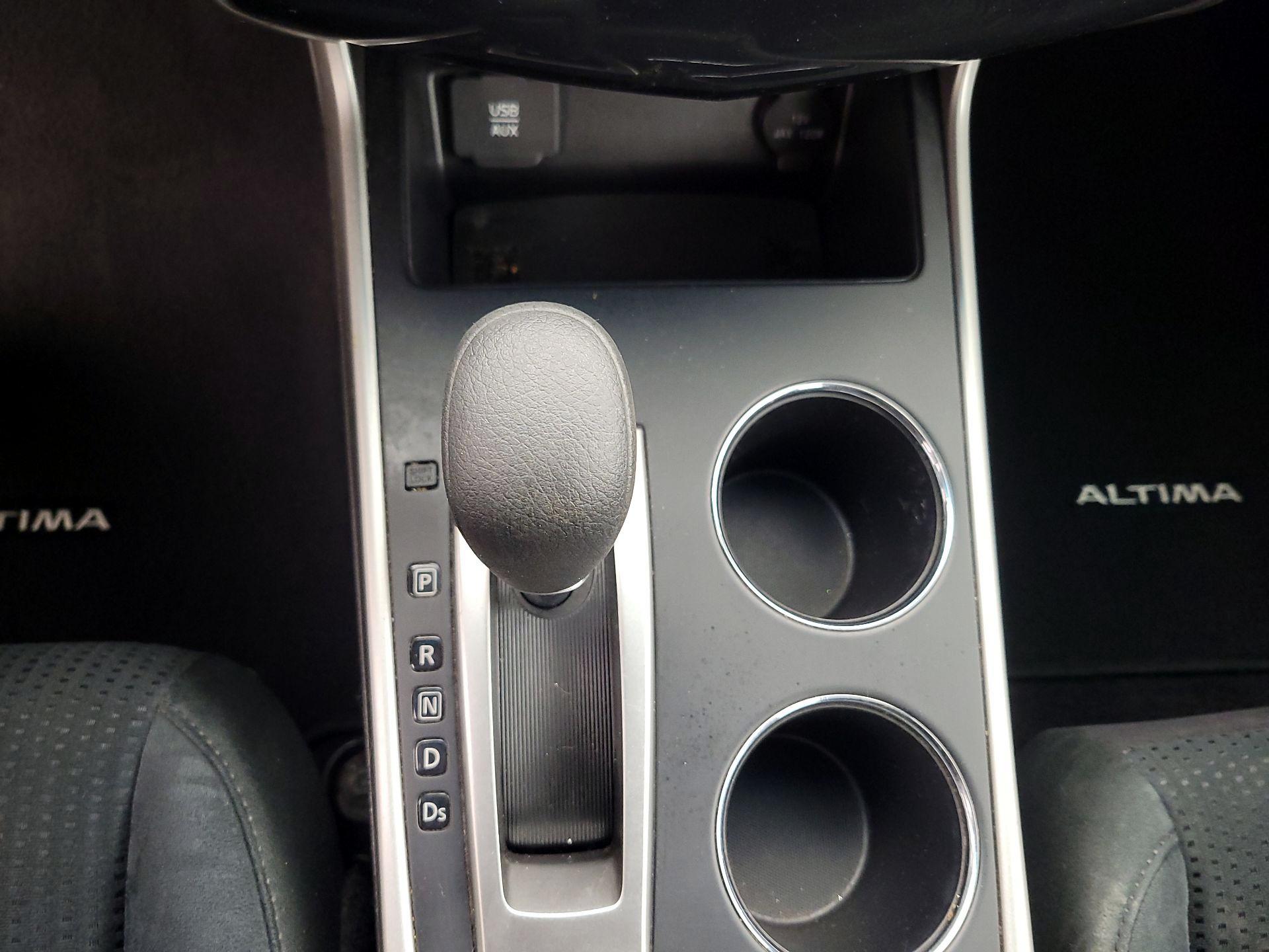 Thumbnail: 2015 Nissan Altima - 17