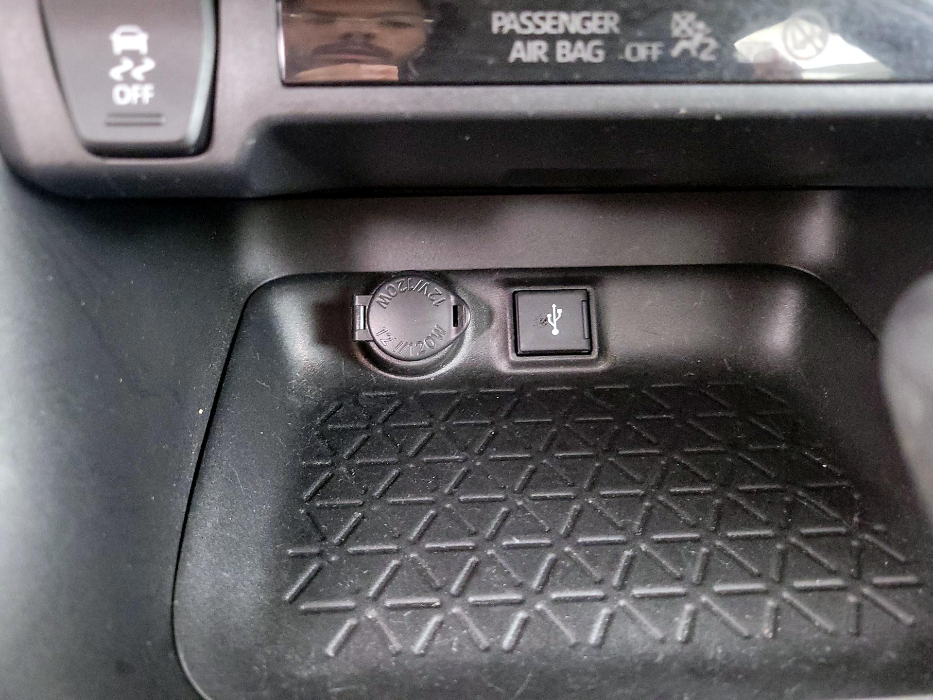 Thumbnail: 2022 Toyota RAV4 - 18