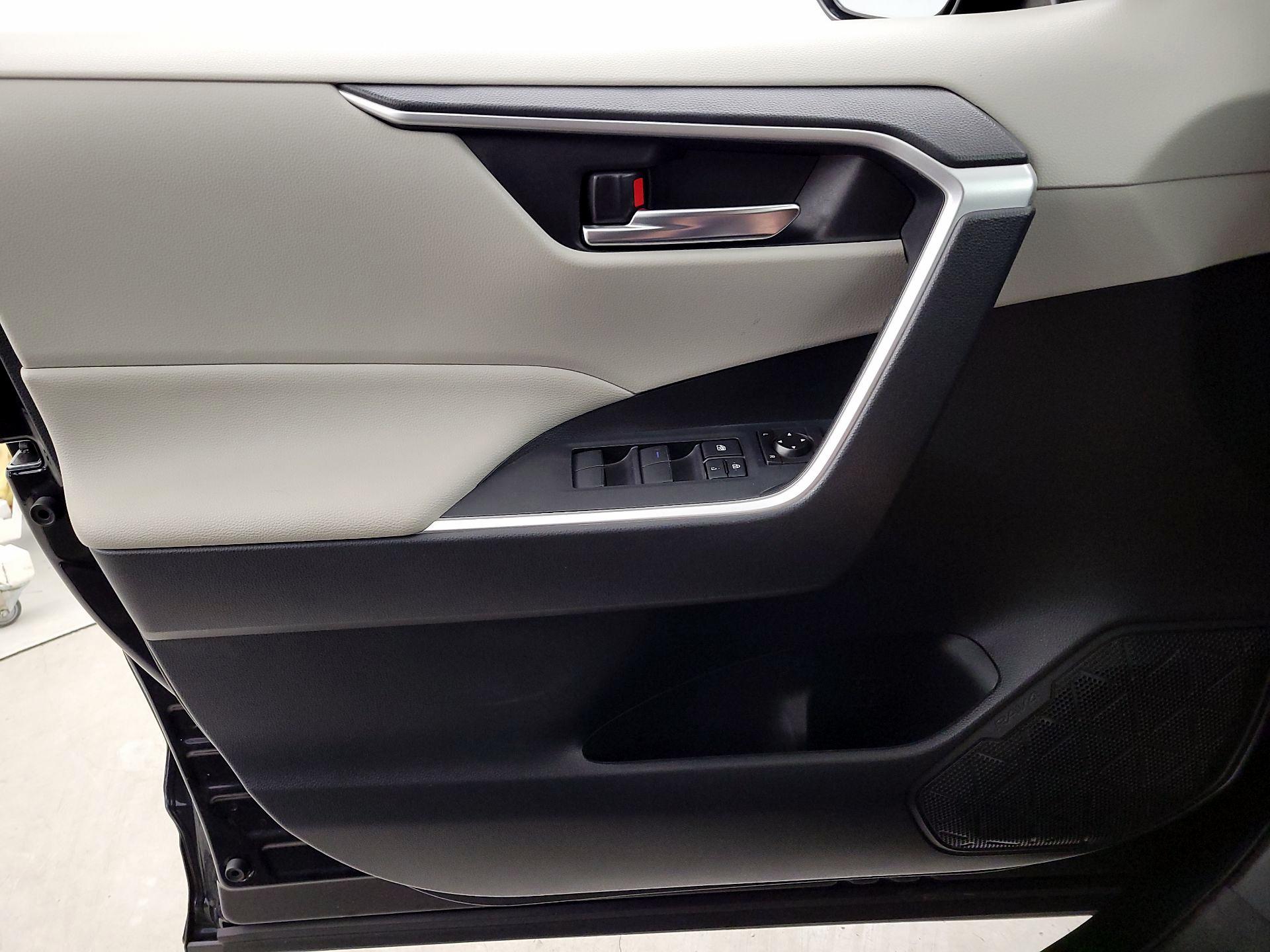 Thumbnail: 2019 Toyota RAV4 - 12