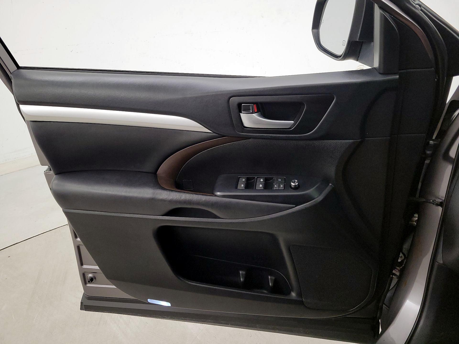 Thumbnail: 2019 Toyota Highlander - 12