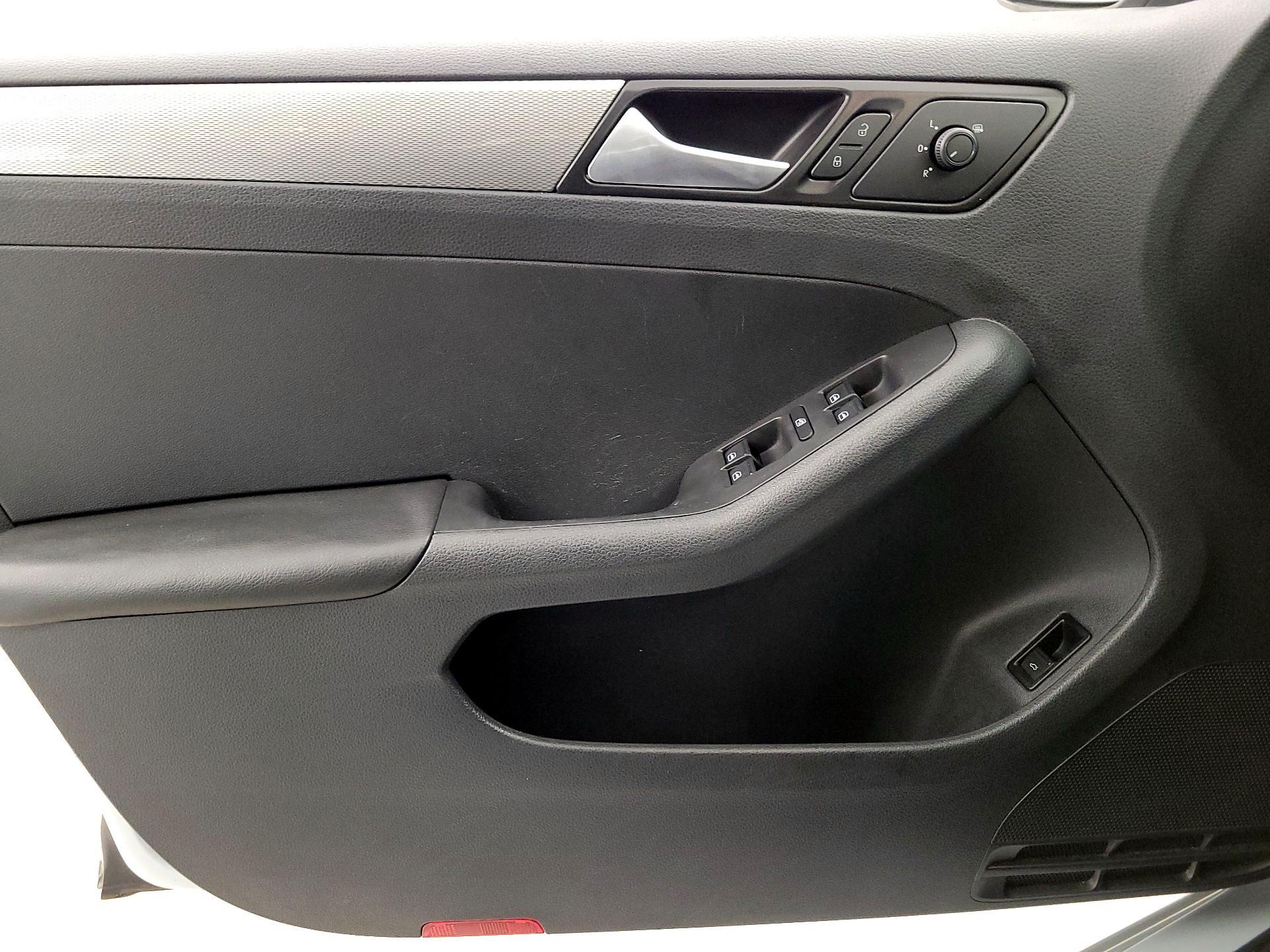 Thumbnail: 2017 Volkswagen Jetta - 12