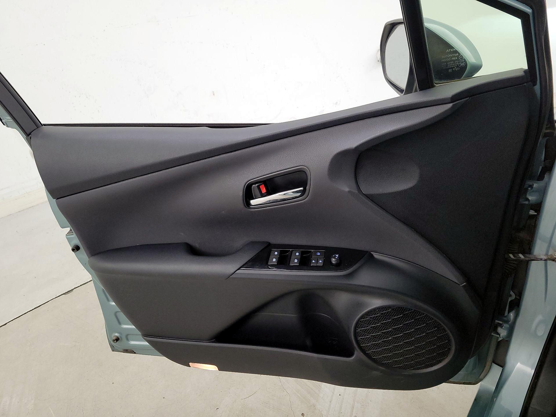 Thumbnail: 2016 Toyota Prius - 12