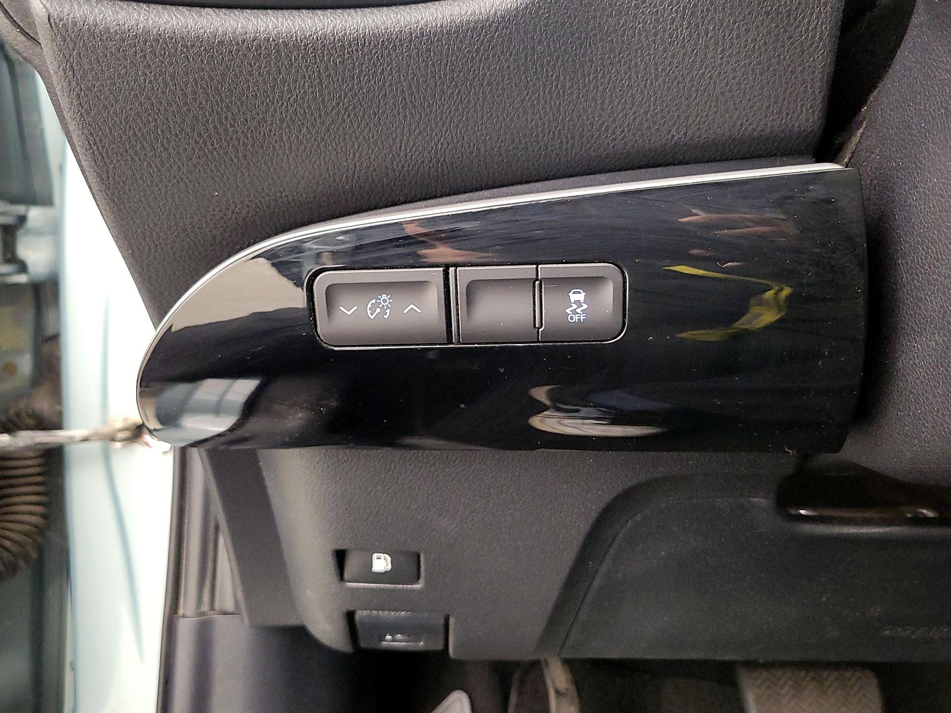 Thumbnail: 2016 Toyota Prius - 13