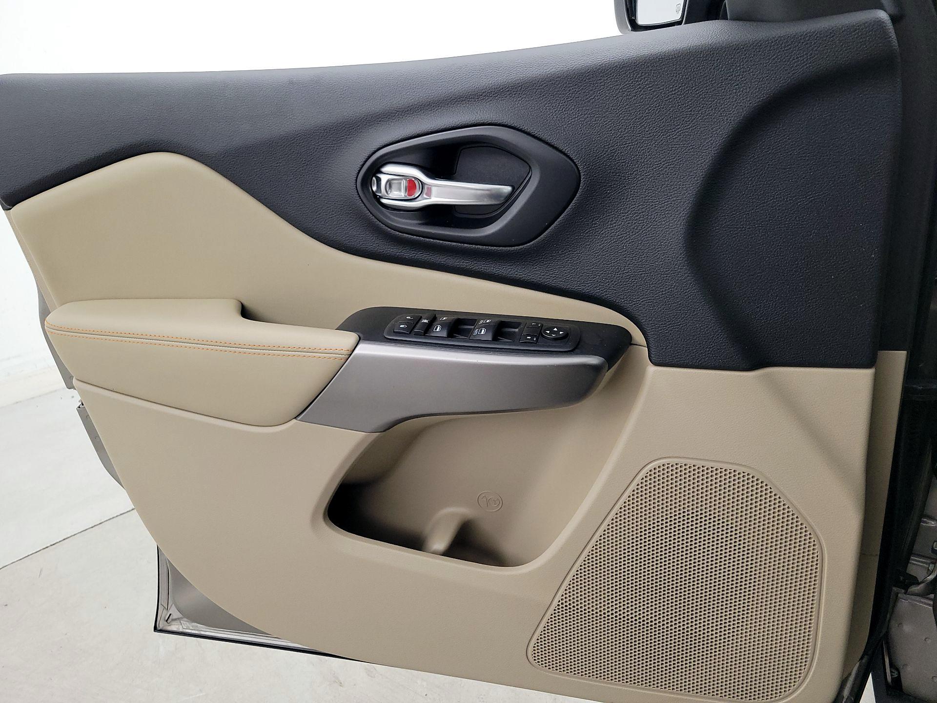 Thumbnail: 2021 Jeep Cherokee - 12