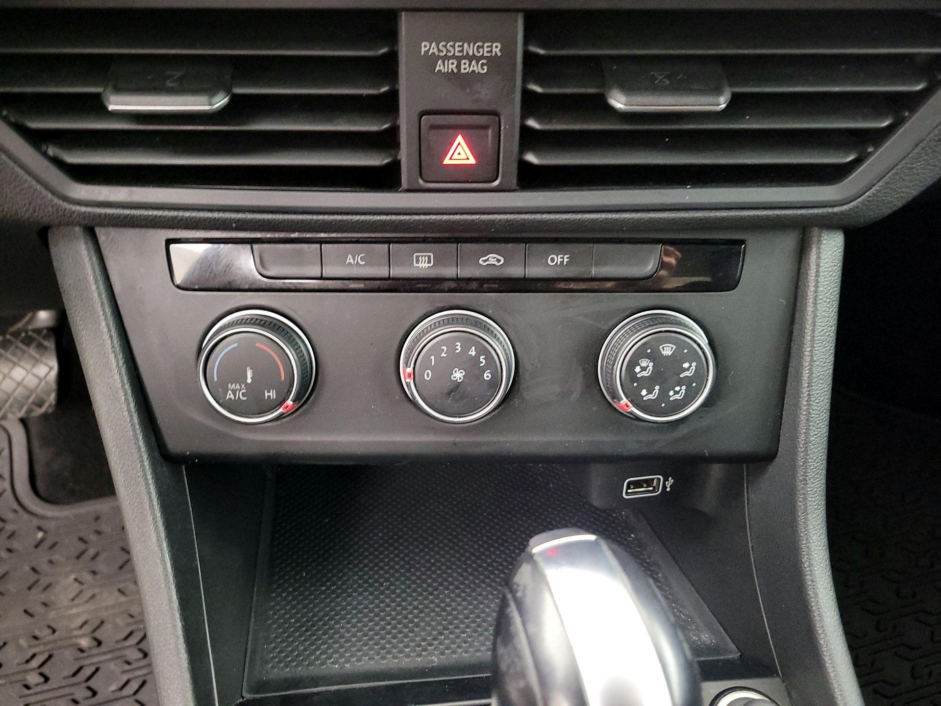 Thumbnail: 2019 Volkswagen Jetta - 16