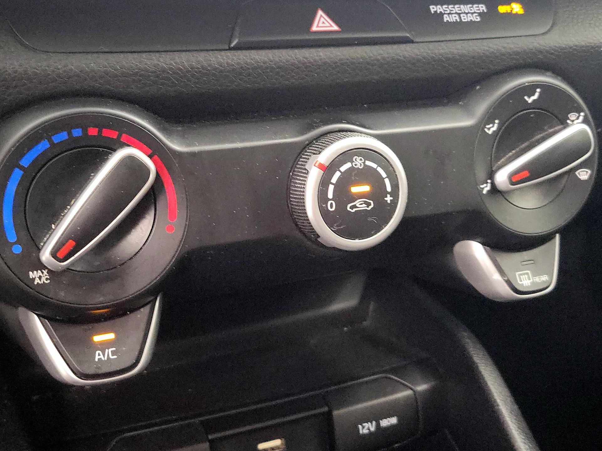 Thumbnail: 2022 Kia Rio - 16