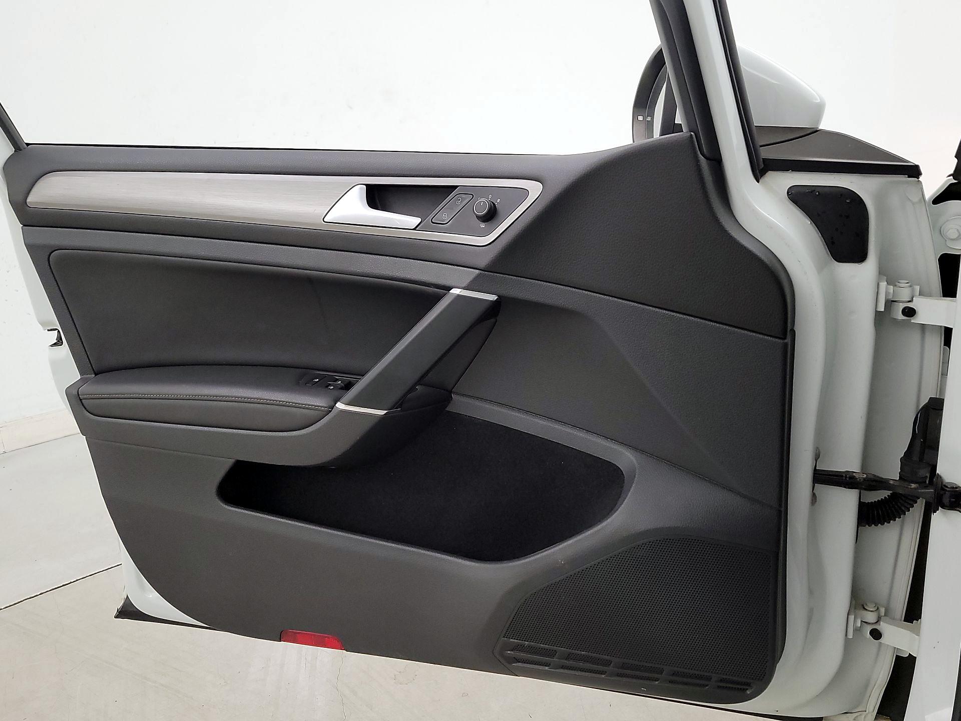 Thumbnail: 2016 Volkswagen Golf - 12