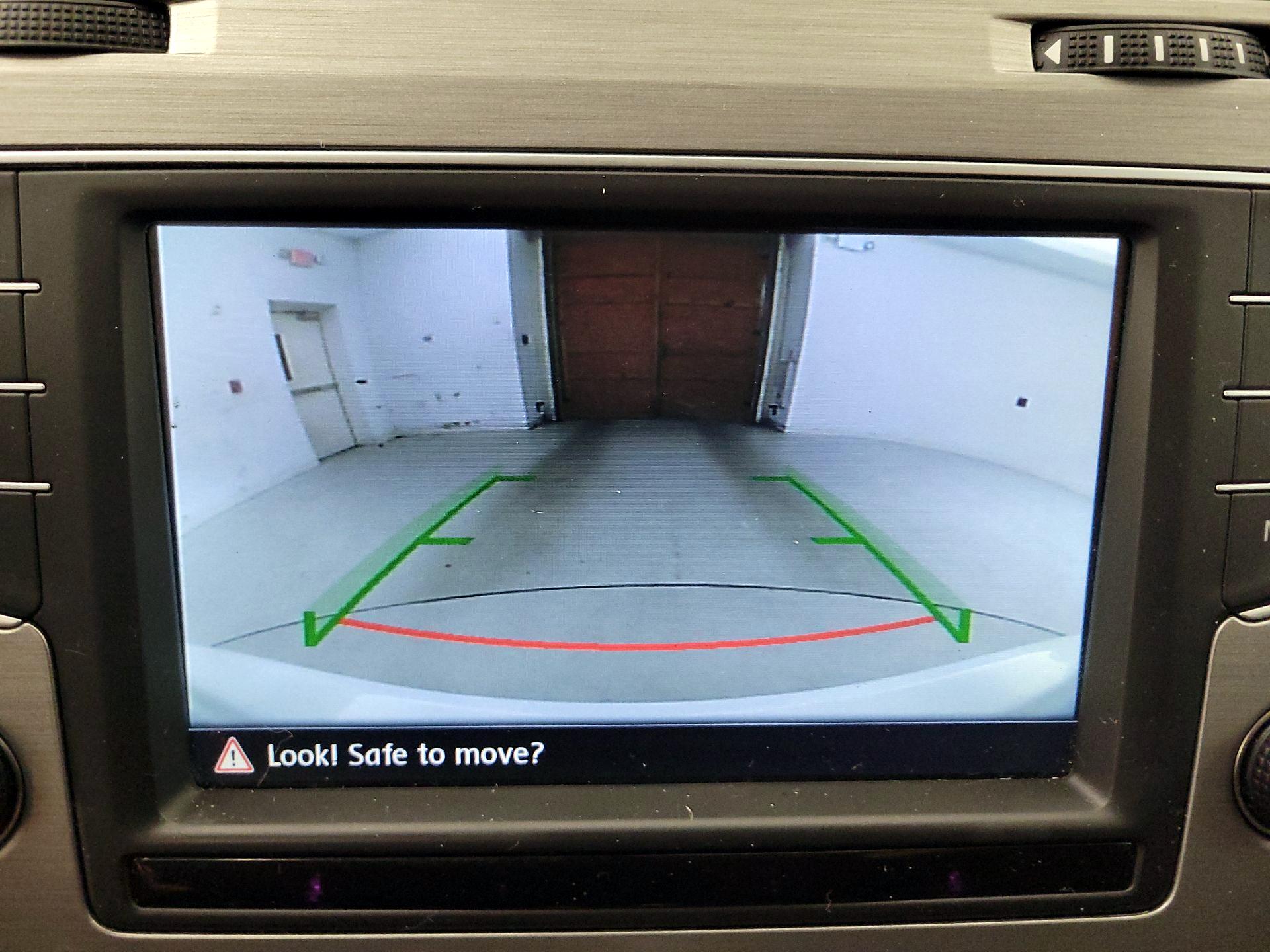 Thumbnail: 2016 Volkswagen Golf - 14