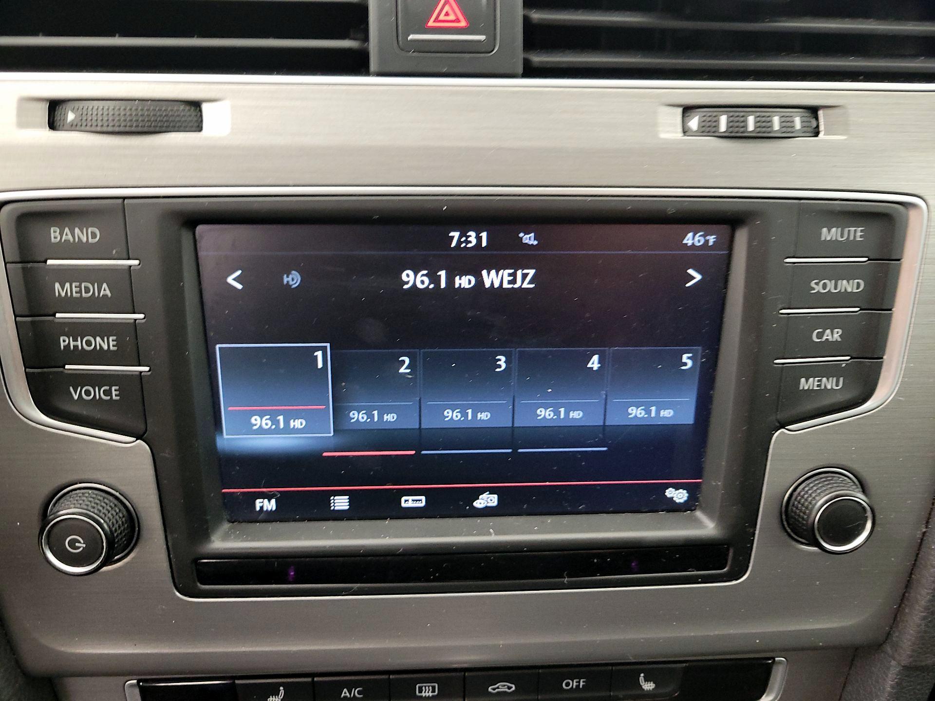 Thumbnail: 2016 Volkswagen Golf - 15