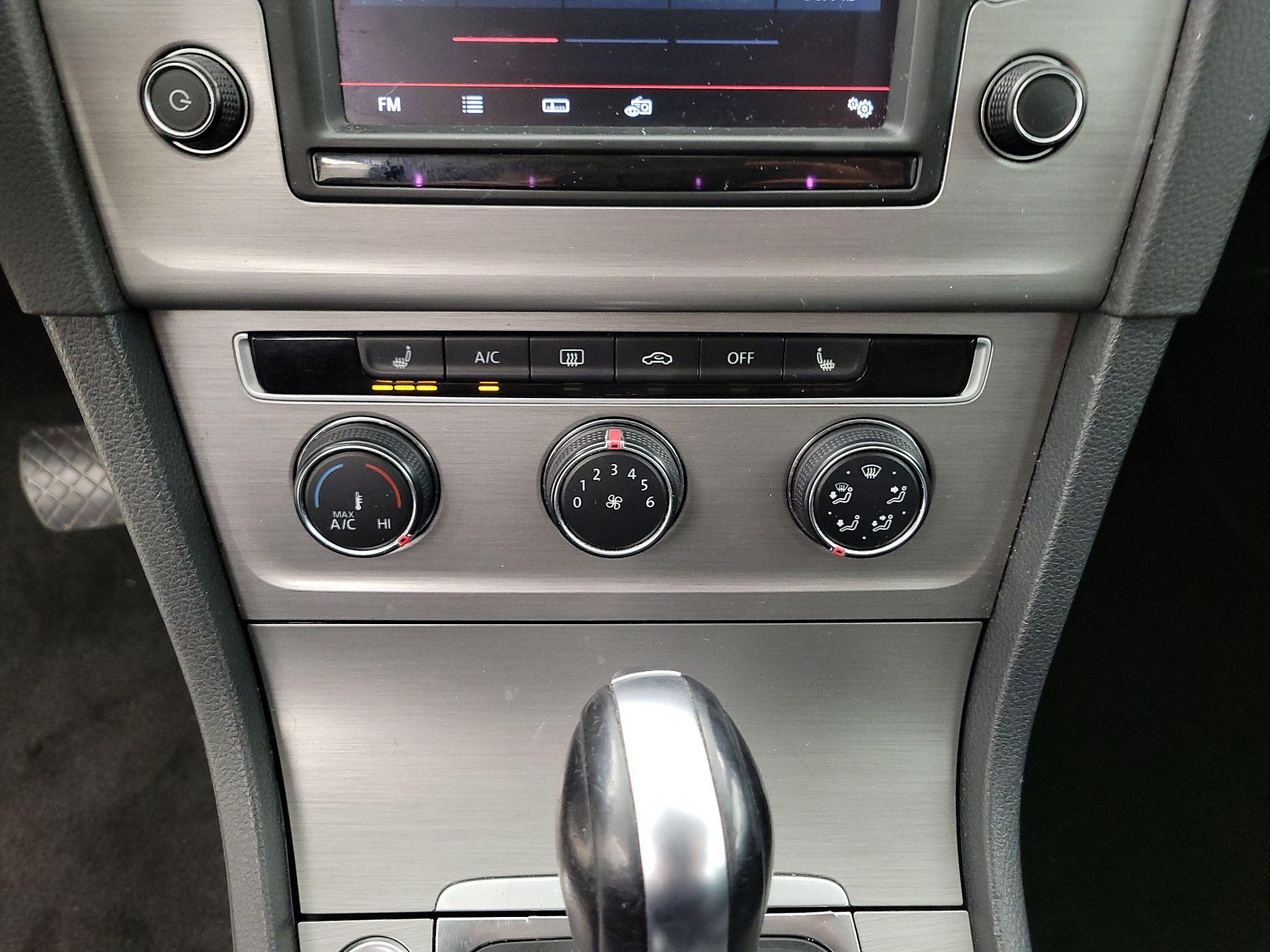 Thumbnail: 2016 Volkswagen Golf - 16