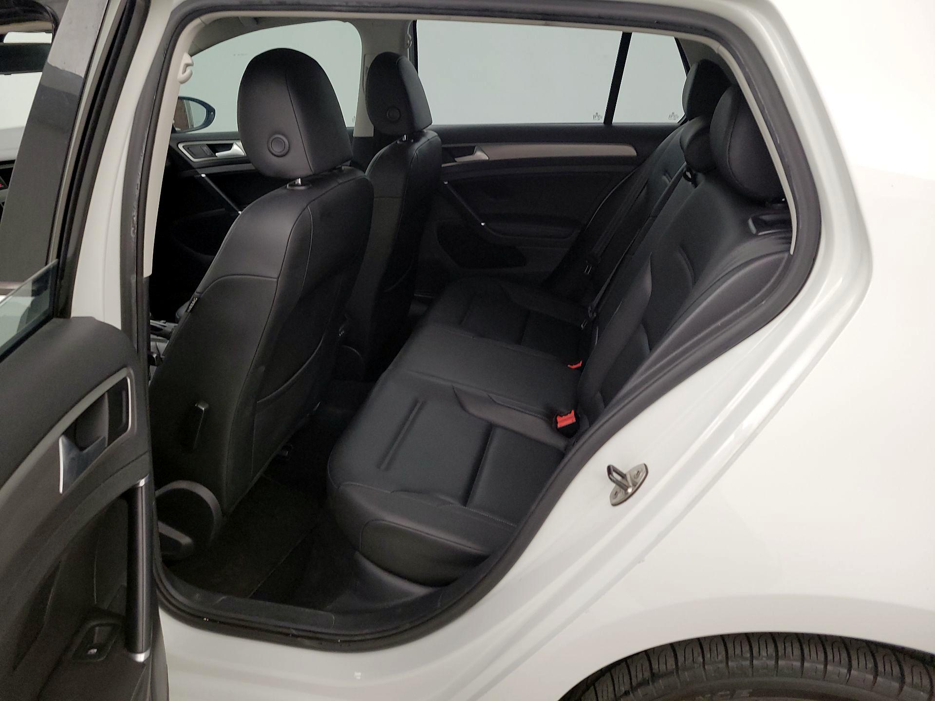 Thumbnail: 2016 Volkswagen Golf - 20