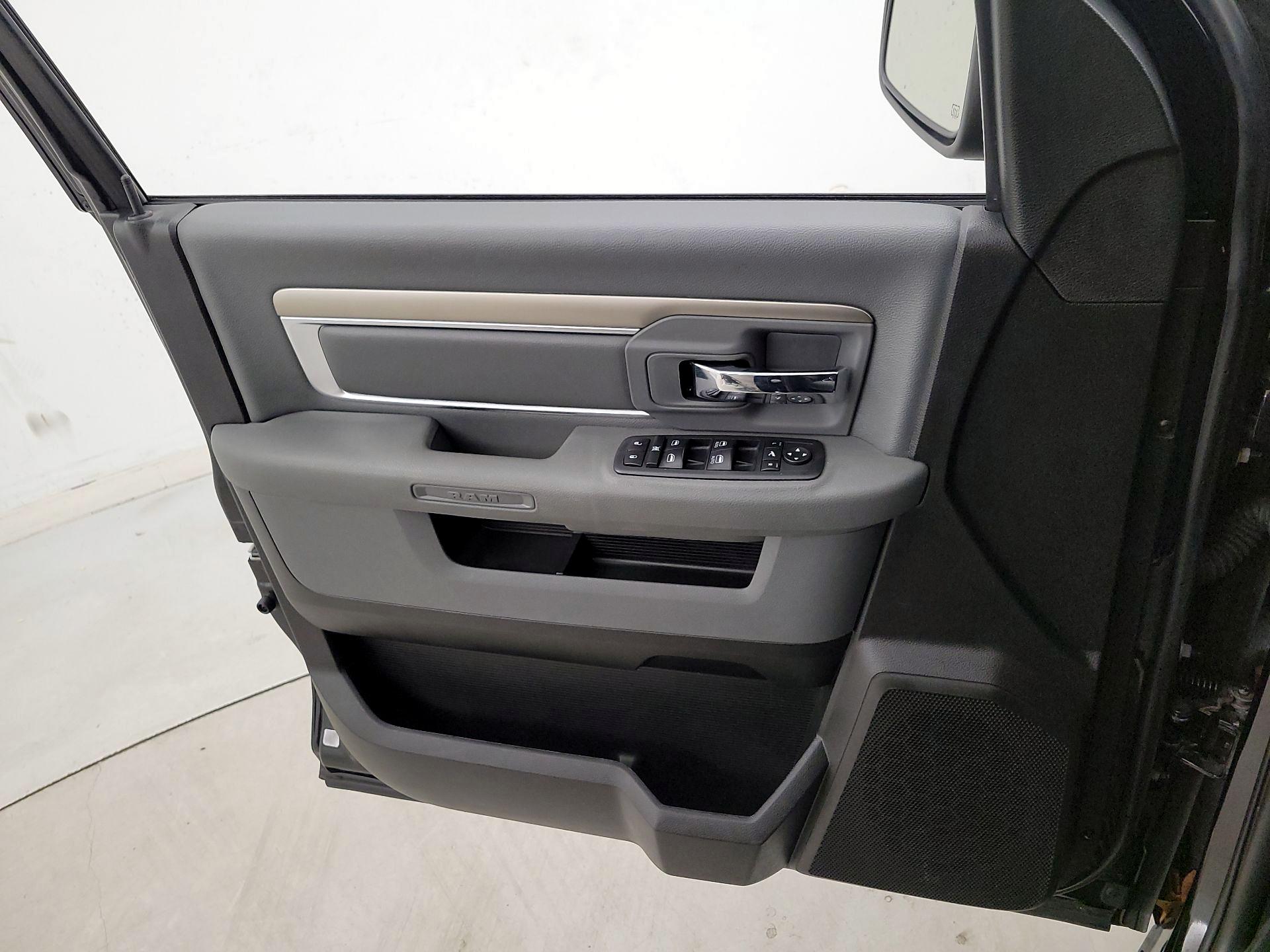 Thumbnail: 2020 RAM 1500 Classic - 12