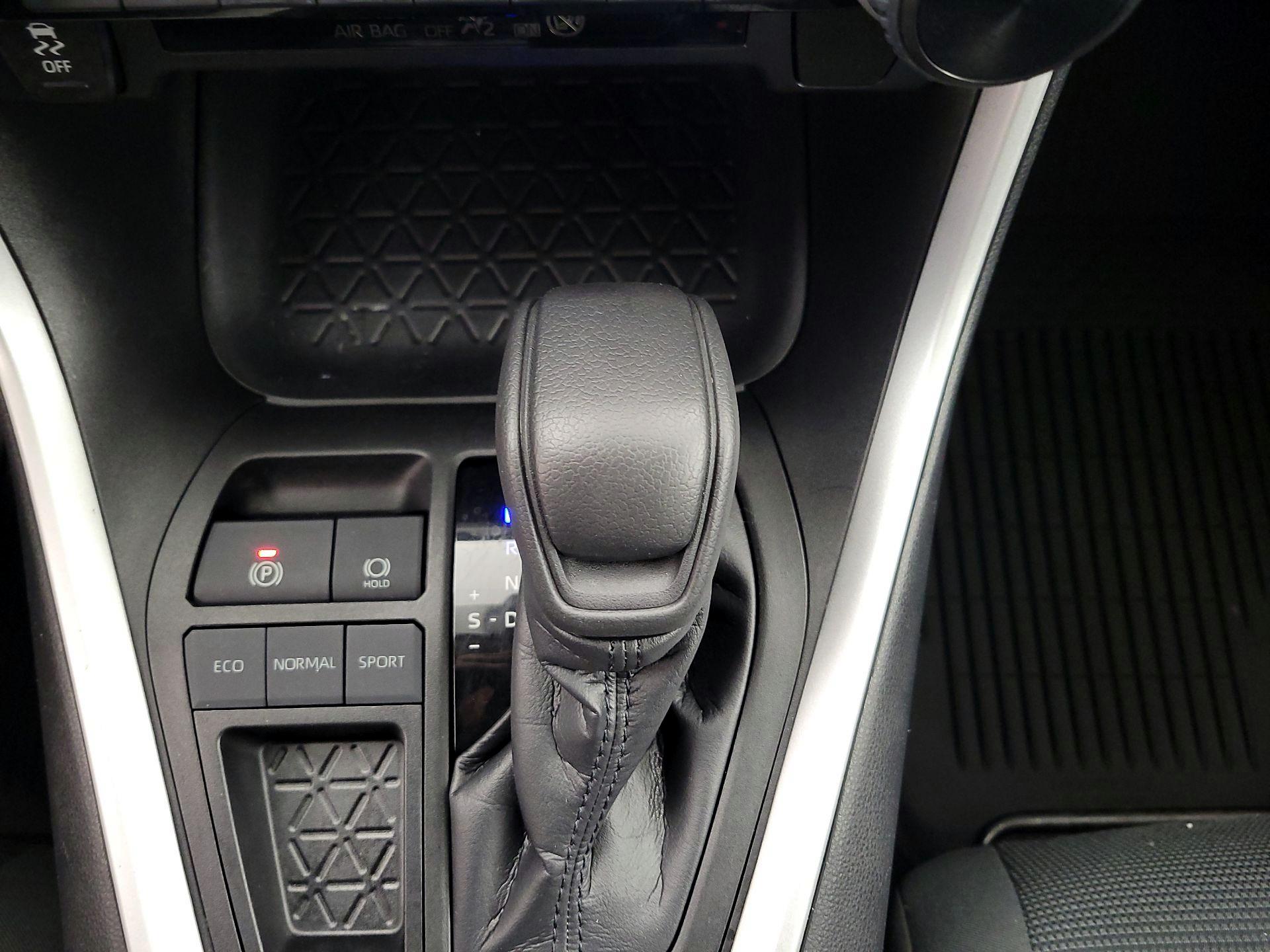 Thumbnail: 2021 Toyota RAV4 - 17