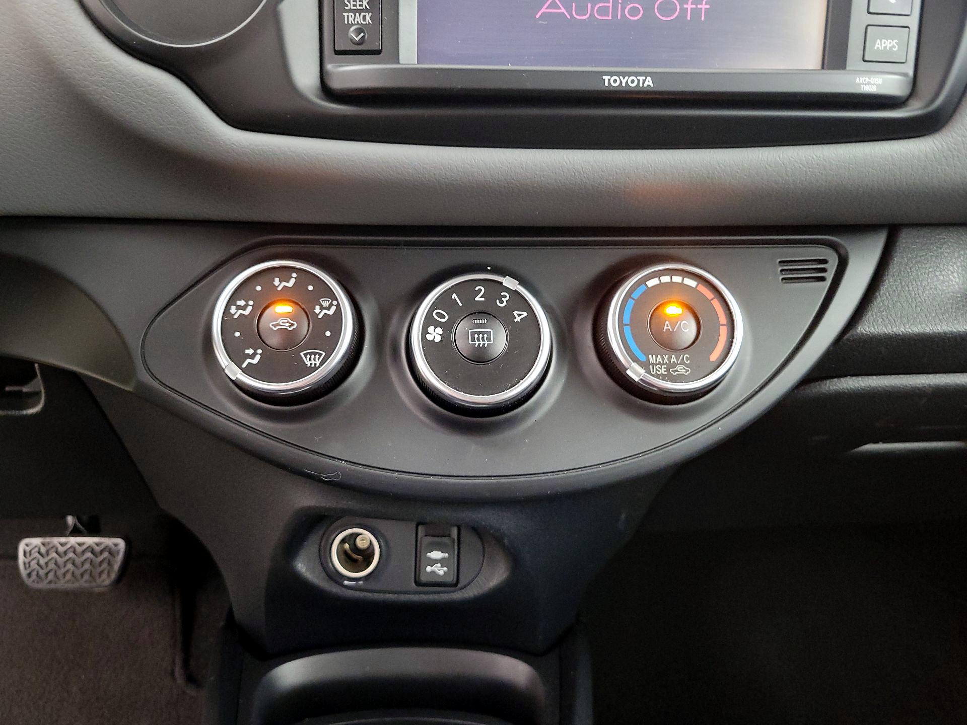 Thumbnail: 2015 Toyota Yaris - 15