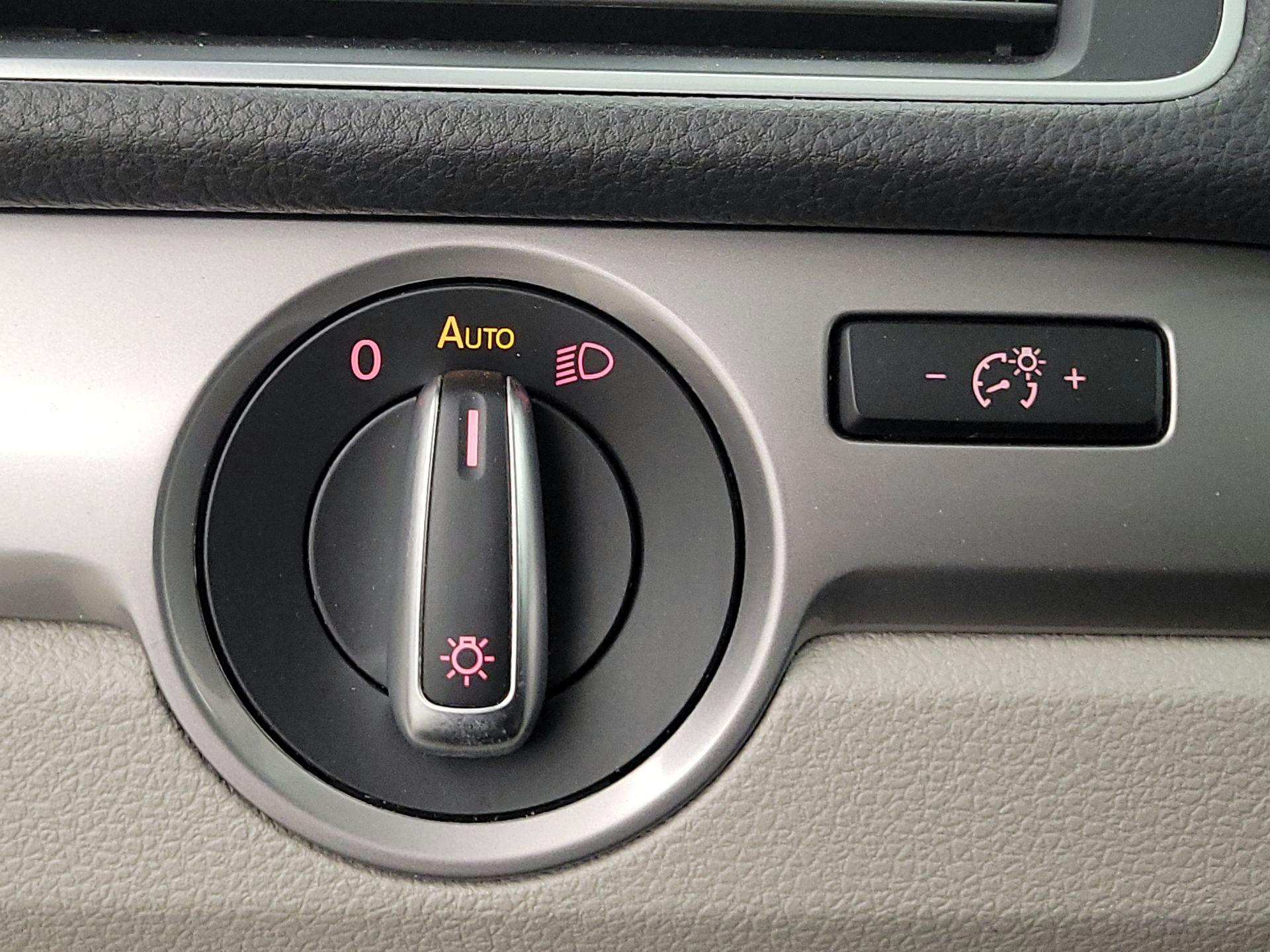 Thumbnail: 2015 Volkswagen Passat - 13