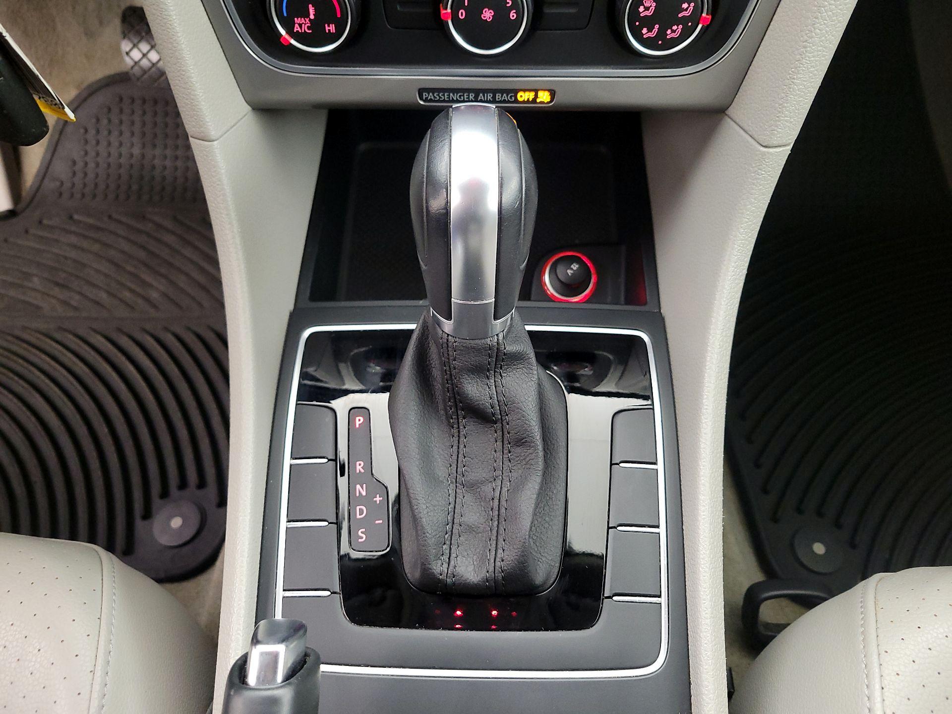 Thumbnail: 2015 Volkswagen Passat - 16