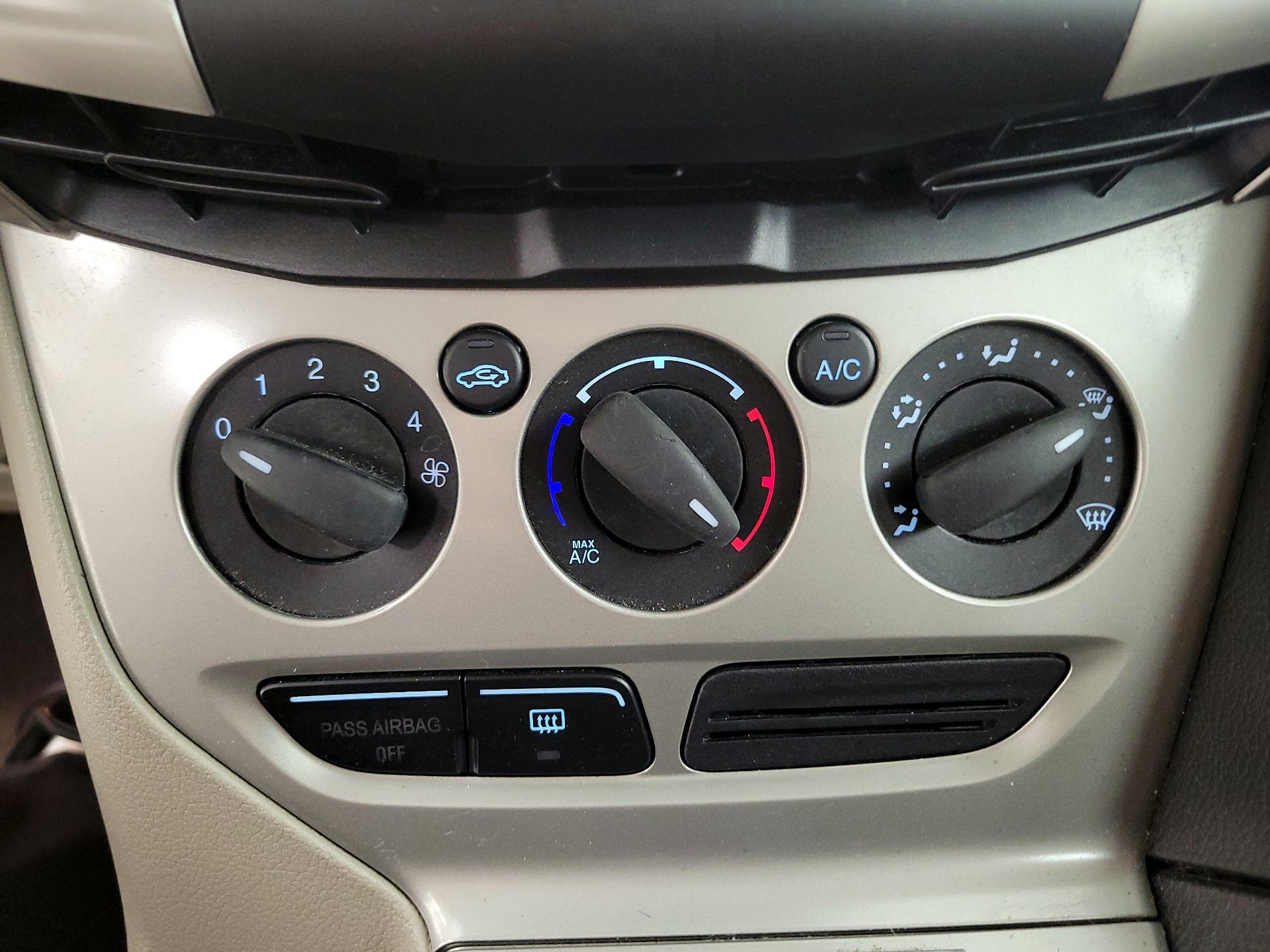 Thumbnail: 2014 Ford Focus - 15