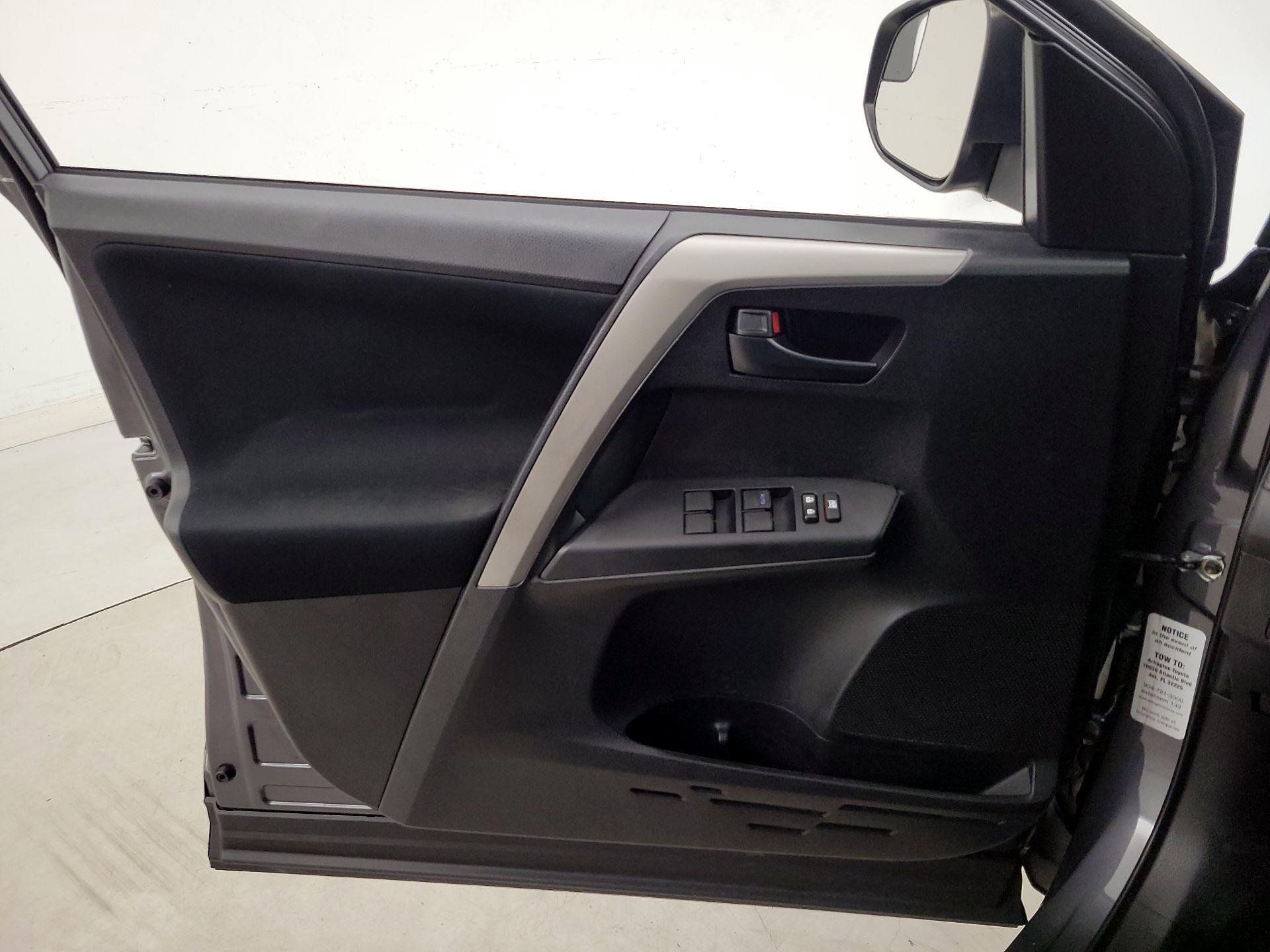 Thumbnail: 2016 Toyota RAV4 - 12