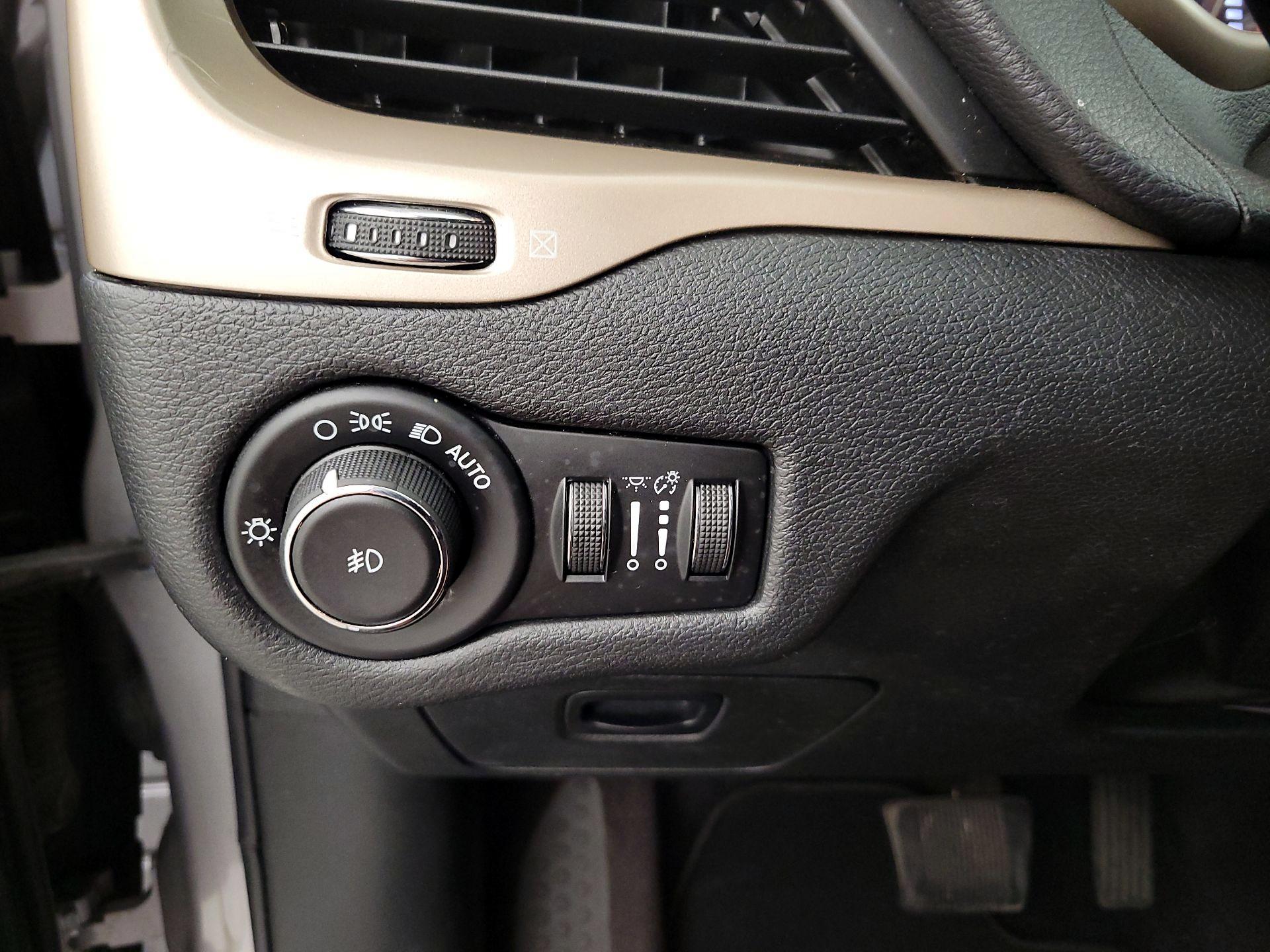 Thumbnail: 2017 Jeep Cherokee - 13