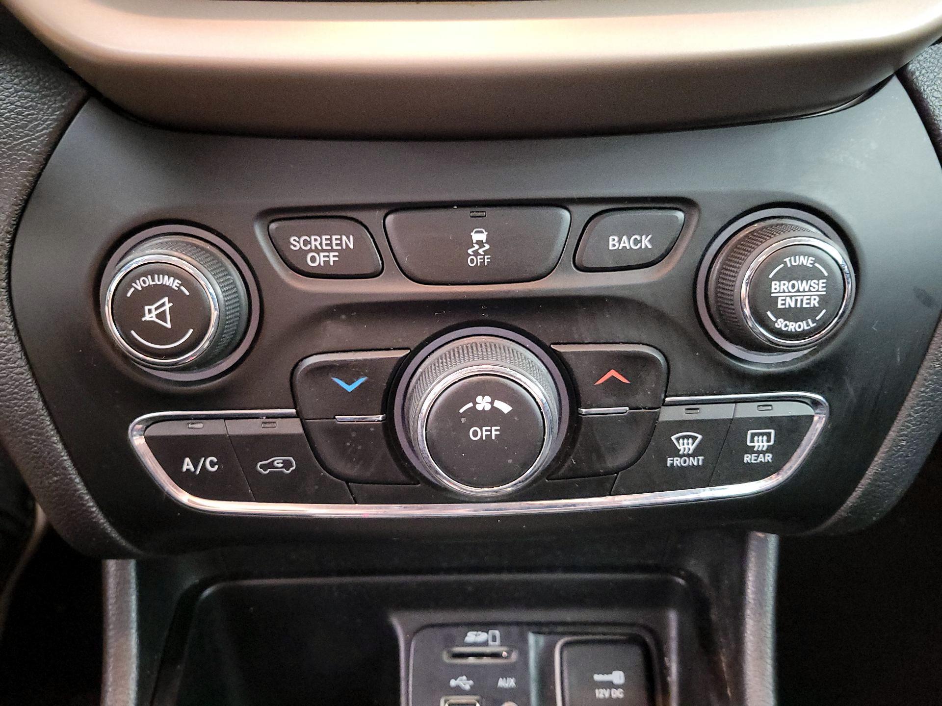 Thumbnail: 2017 Jeep Cherokee - 16