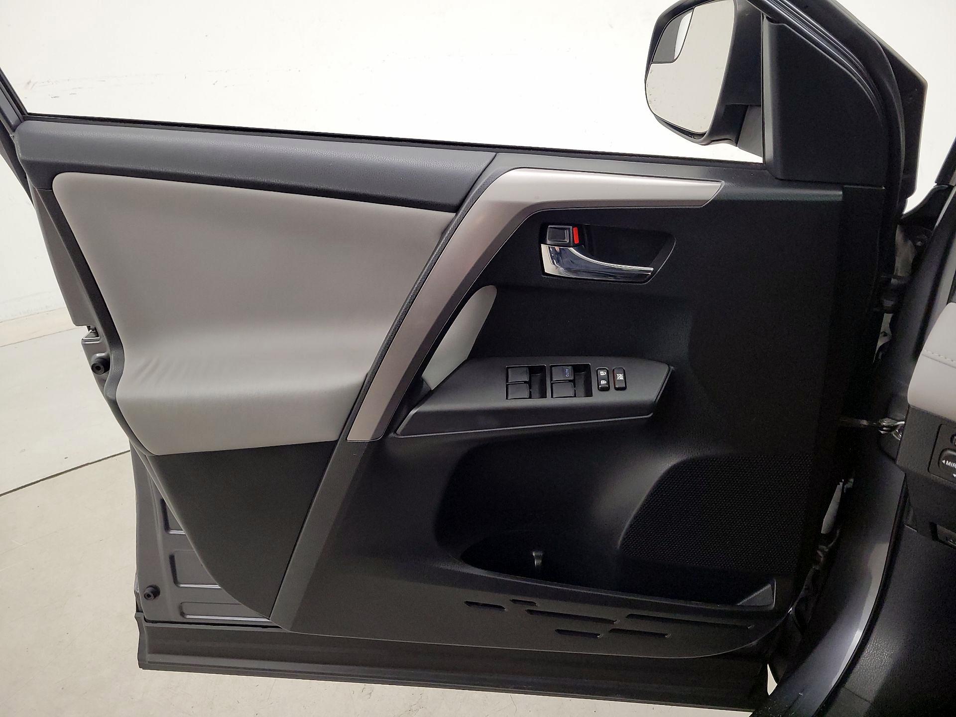 Thumbnail: 2016 Toyota RAV4 - 12