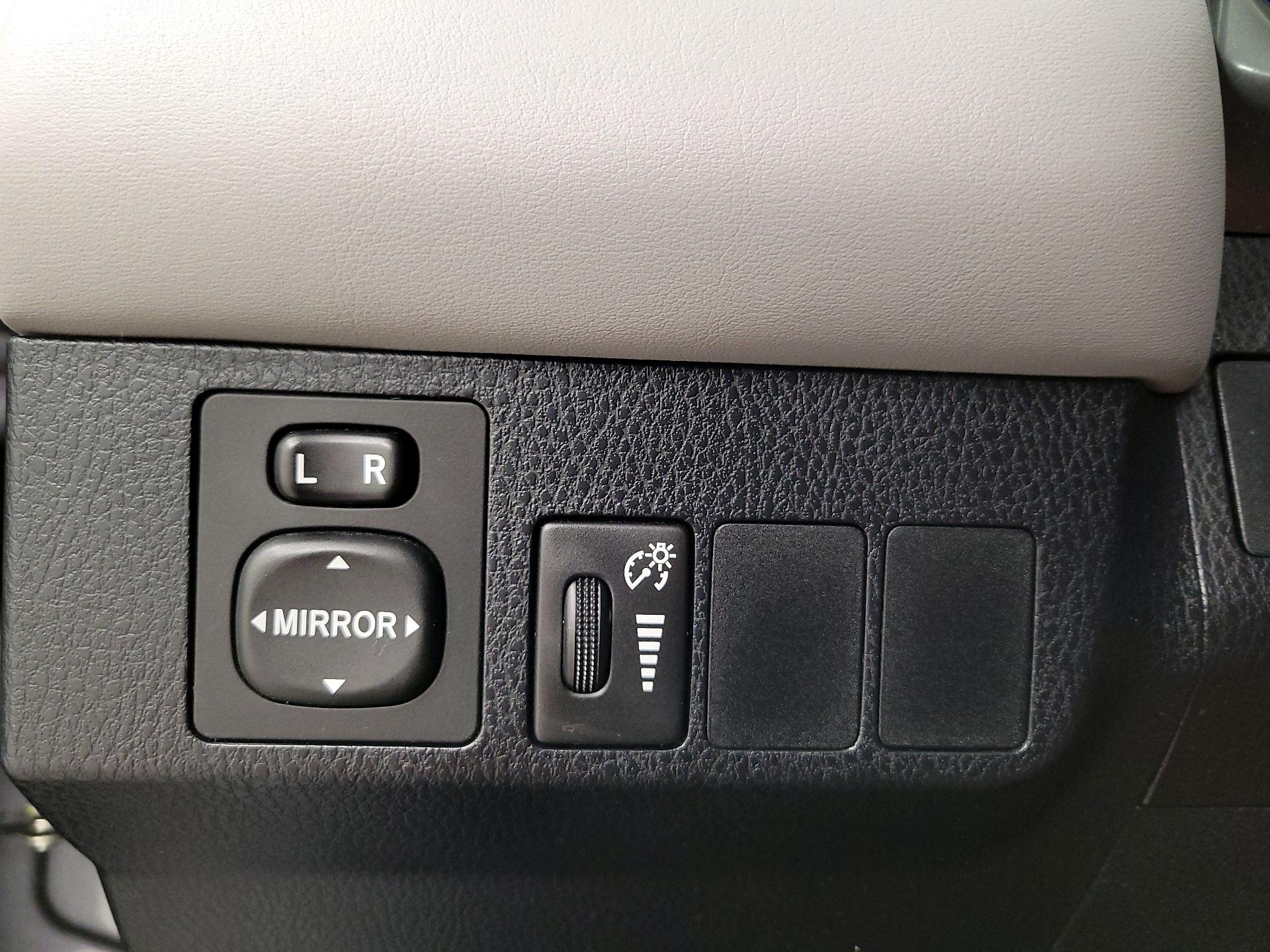 Thumbnail: 2016 Toyota RAV4 - 13