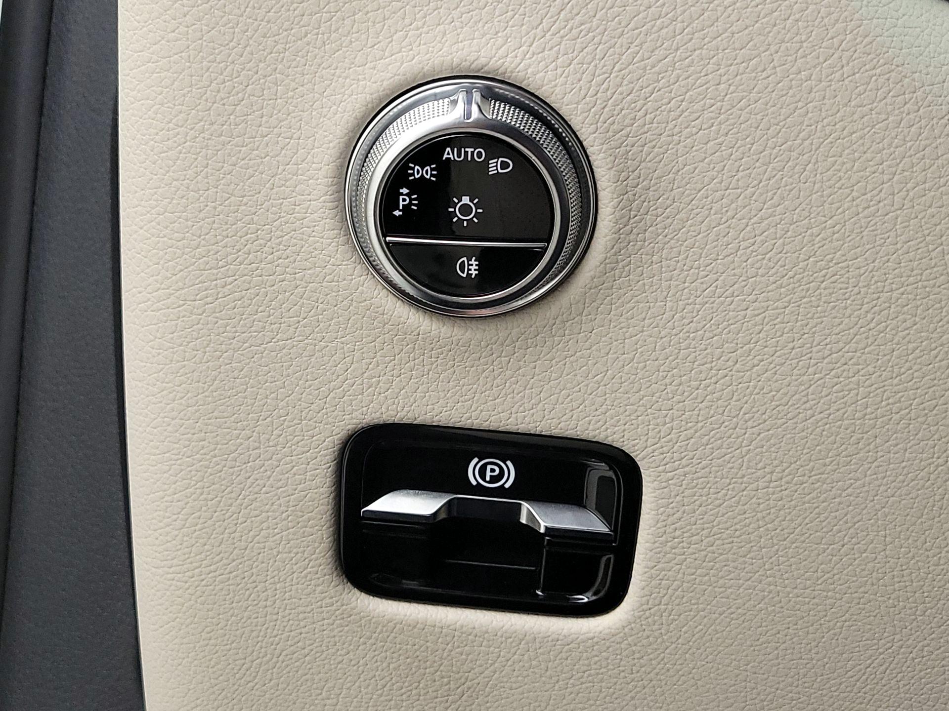 Thumbnail: 2023 Mercedes-Benz GLC - 13