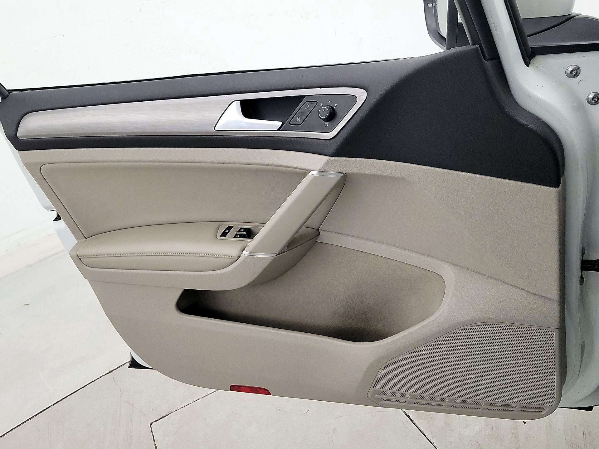 Thumbnail: 2017 Volkswagen Golf - 12