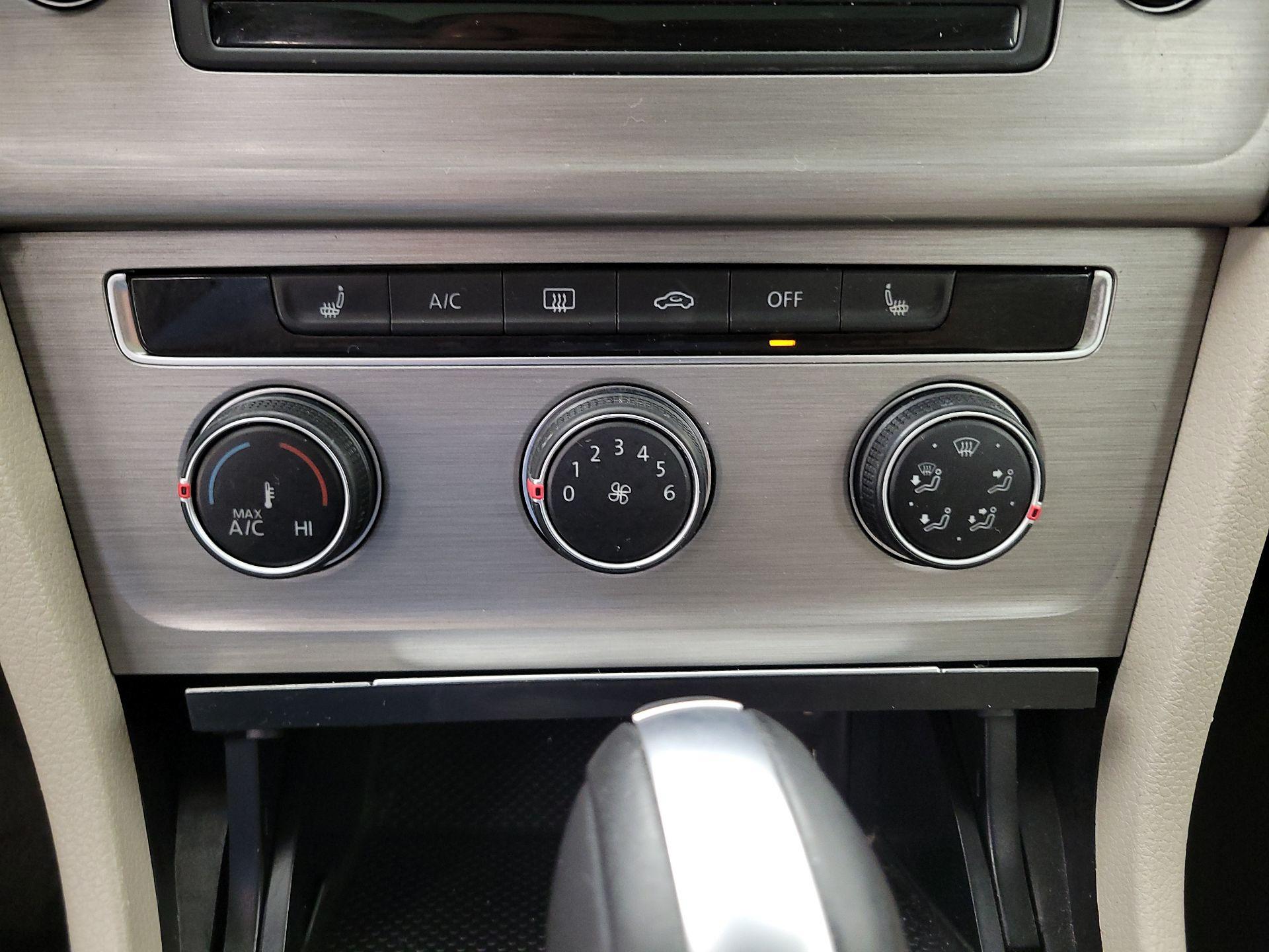 Thumbnail: 2017 Volkswagen Golf - 16