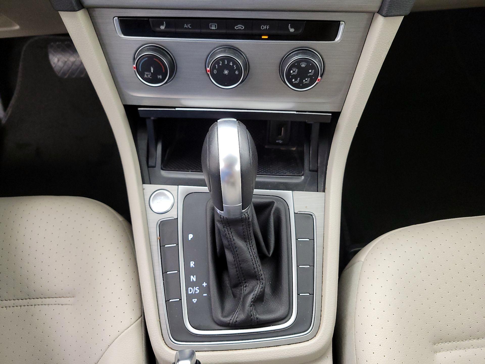 Thumbnail: 2017 Volkswagen Golf - 17