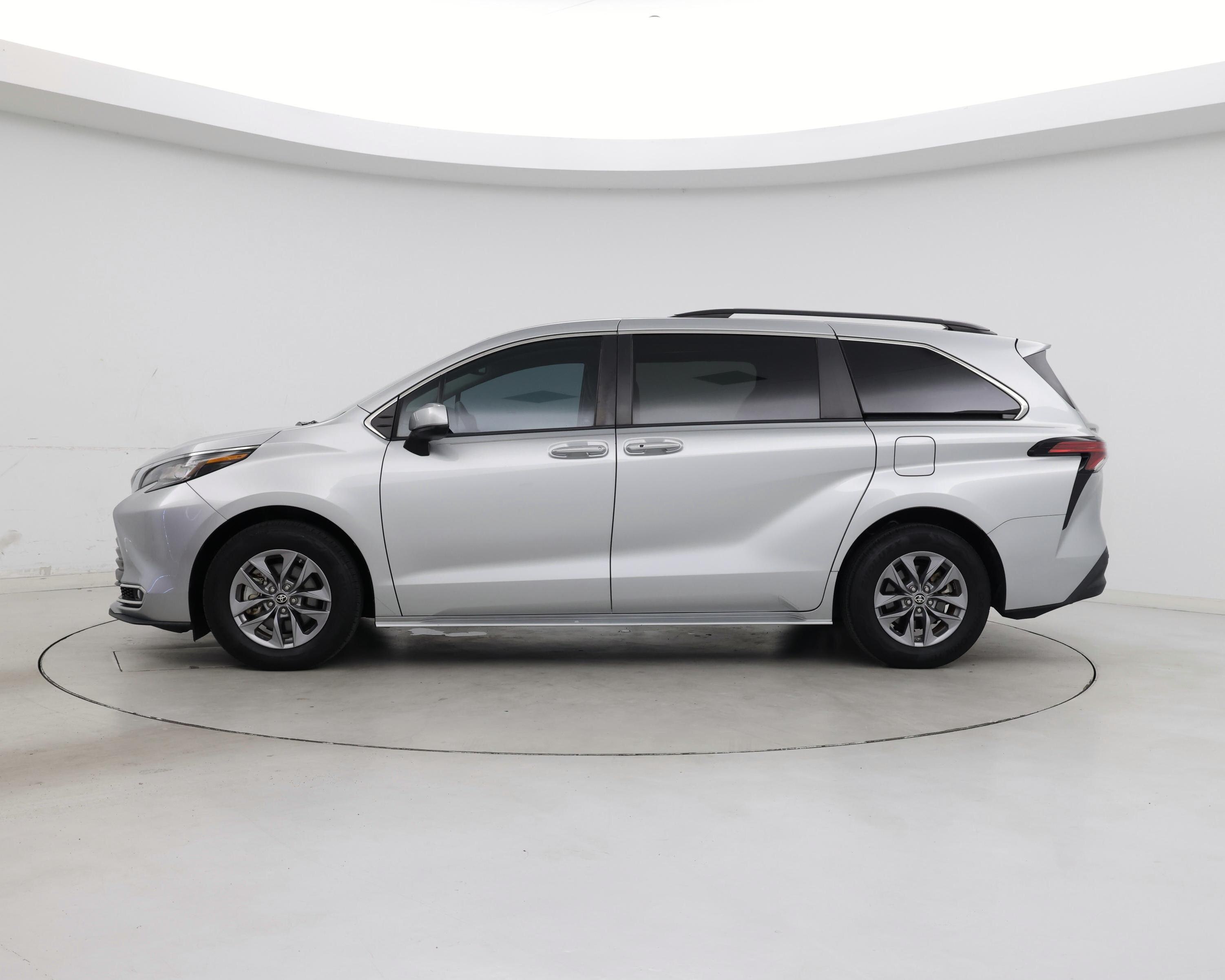 Thumbnail: 2022 Toyota Sienna - 3