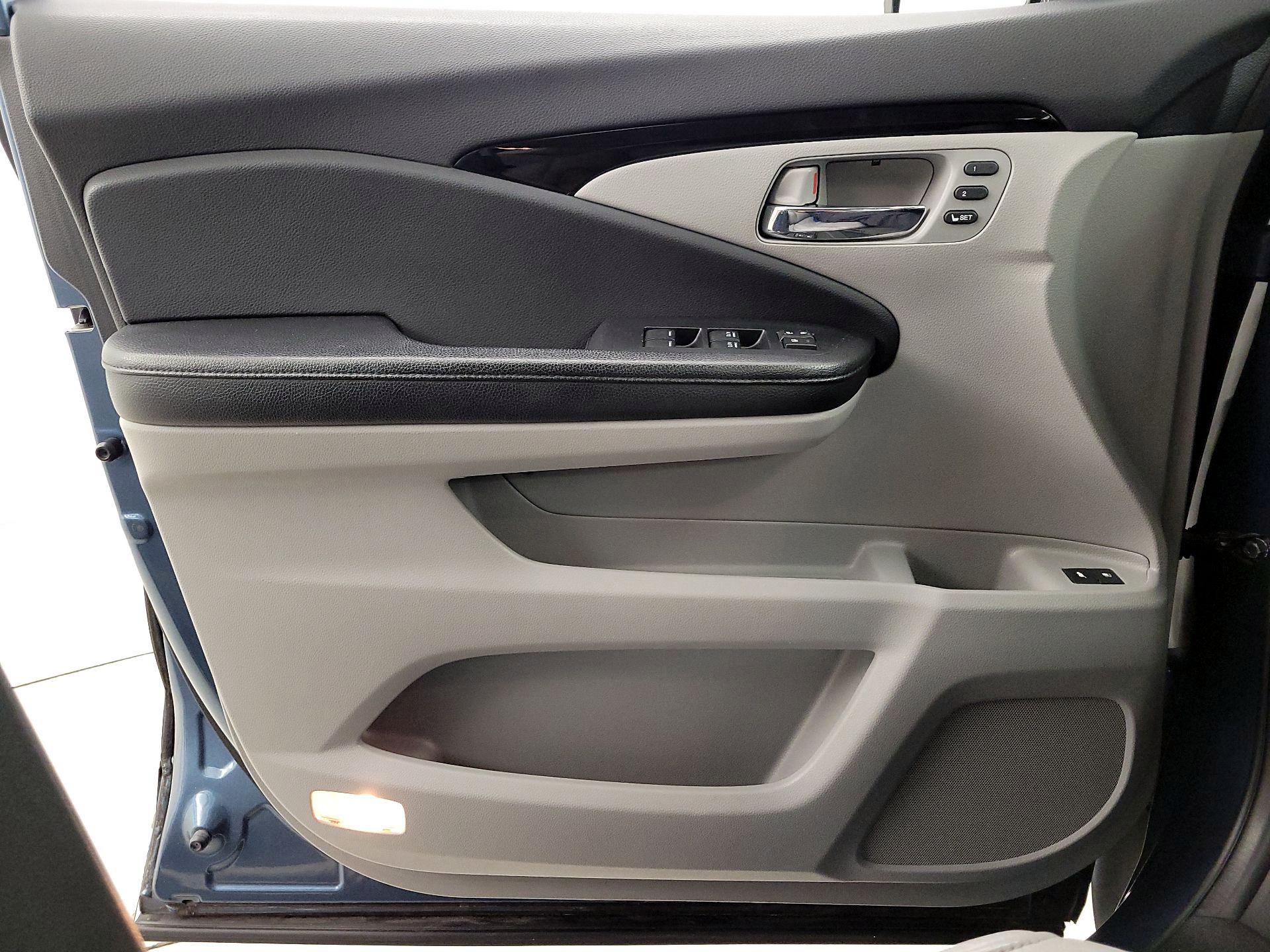 Thumbnail: 2017 Honda Pilot - 12