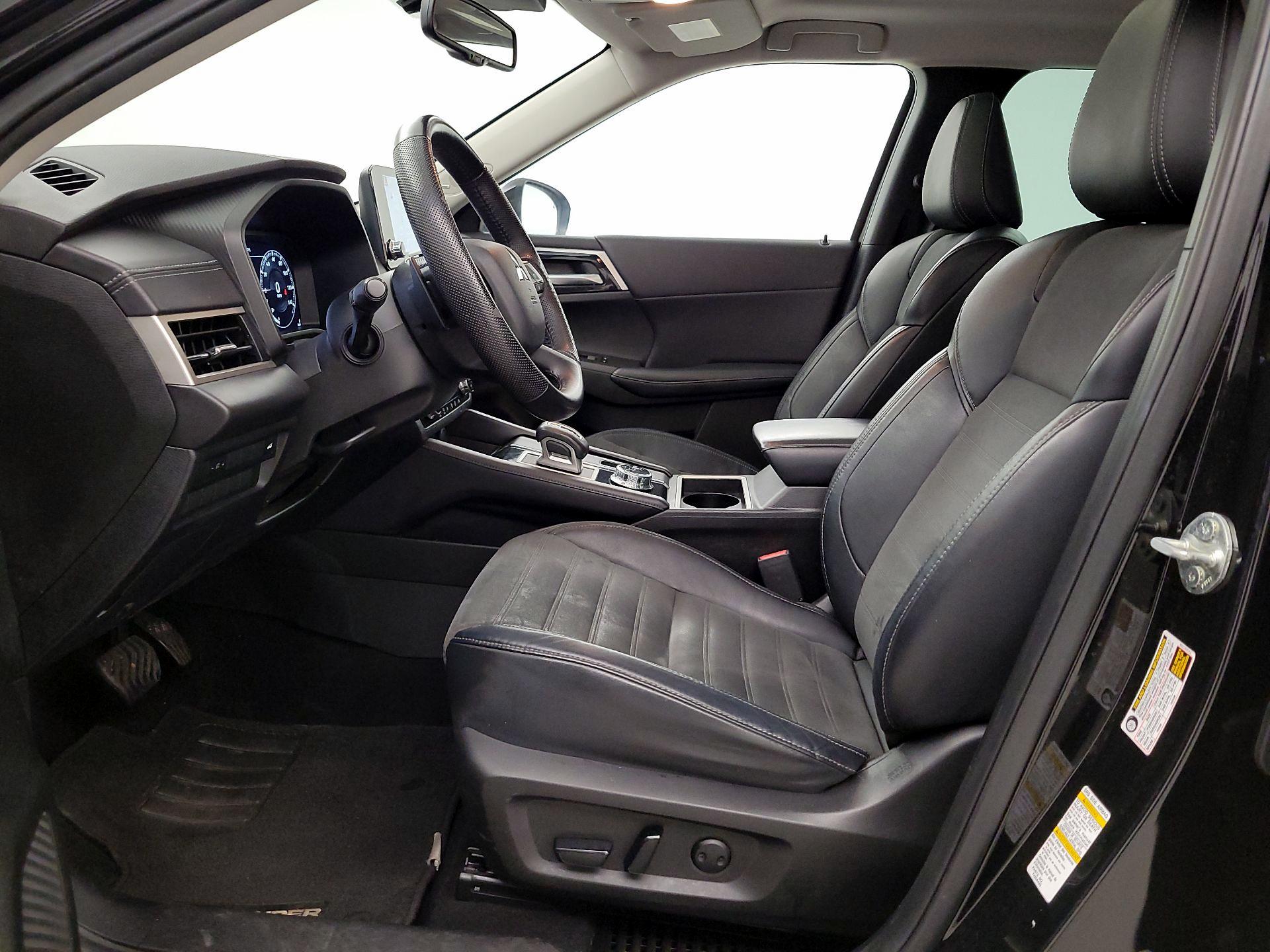 Thumbnail: 2023 Mitsubishi Outlander - 11