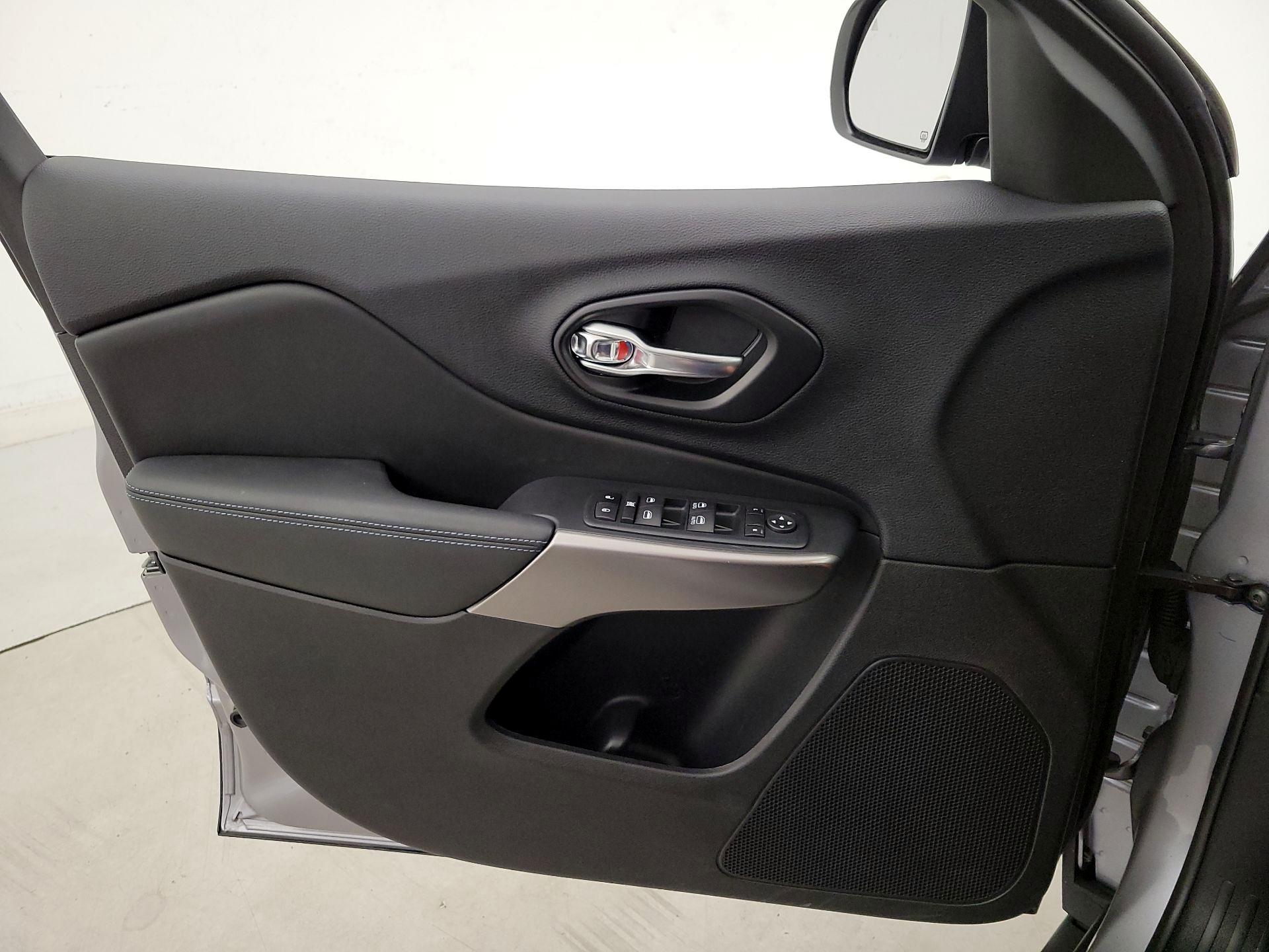 Thumbnail: 2021 Jeep Cherokee - 12