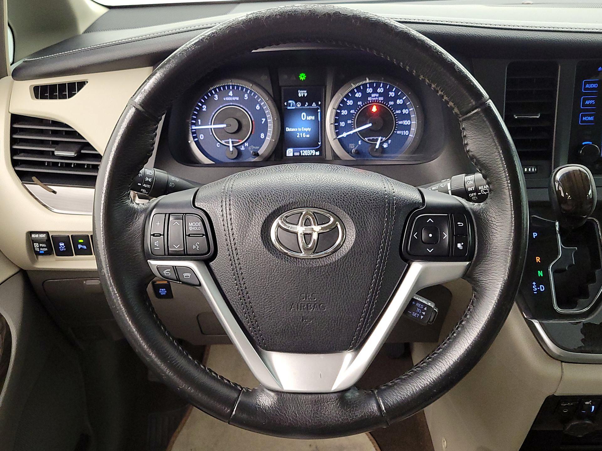 Thumbnail: 2017 Toyota Sienna - 10