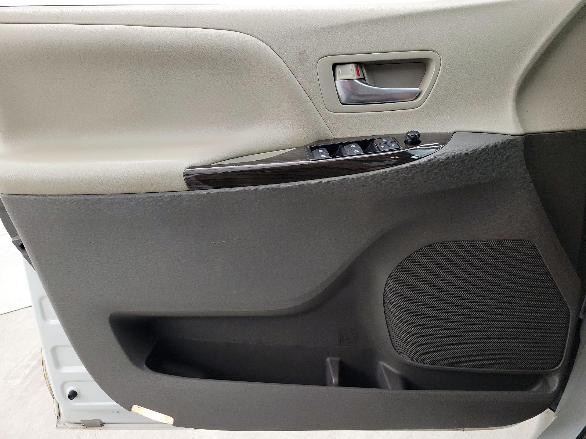 Thumbnail: 2017 Toyota Sienna - 12