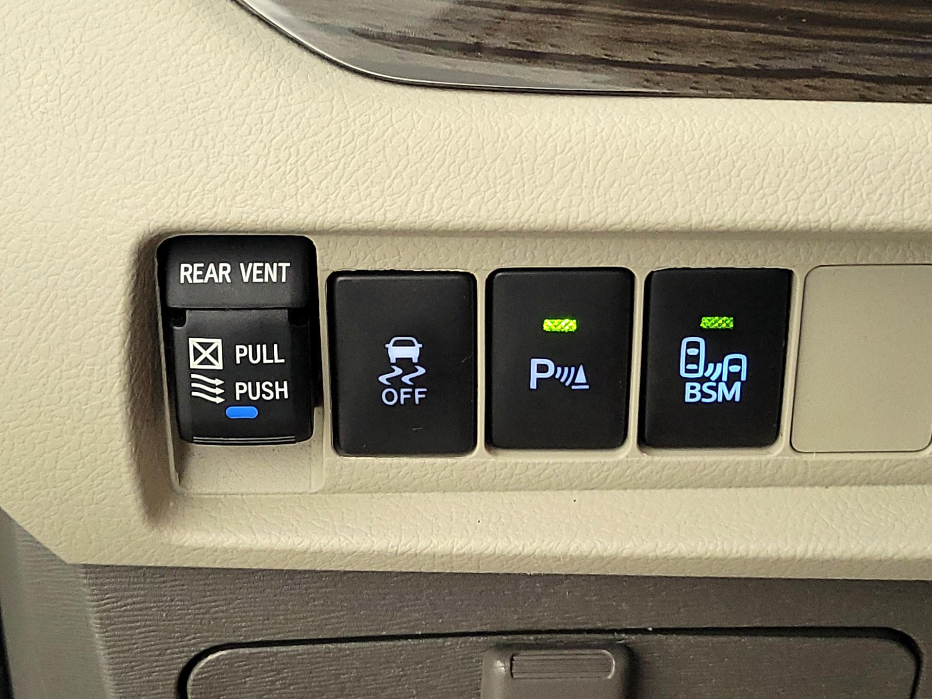 Thumbnail: 2017 Toyota Sienna - 13