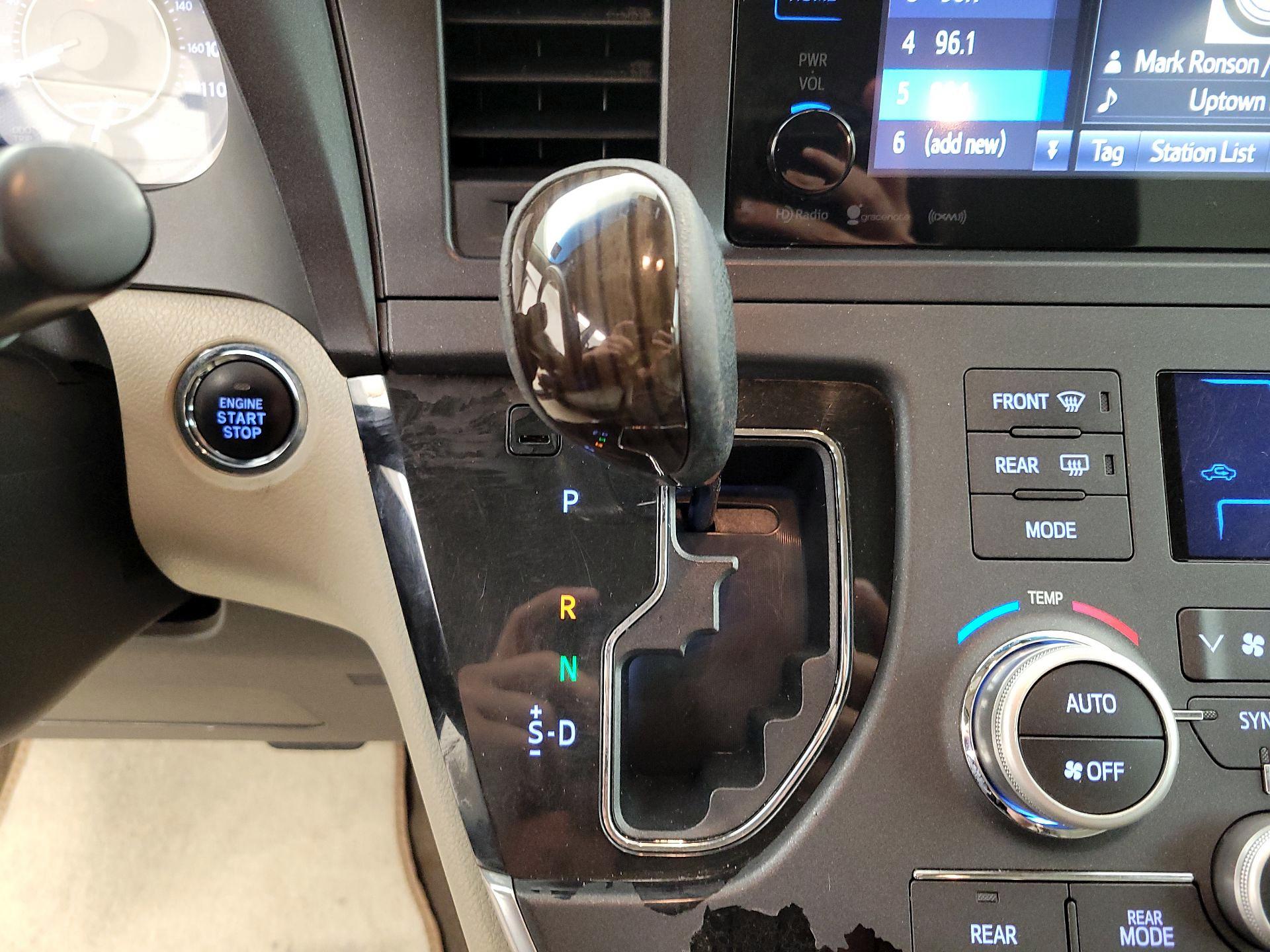 Thumbnail: 2017 Toyota Sienna - 17