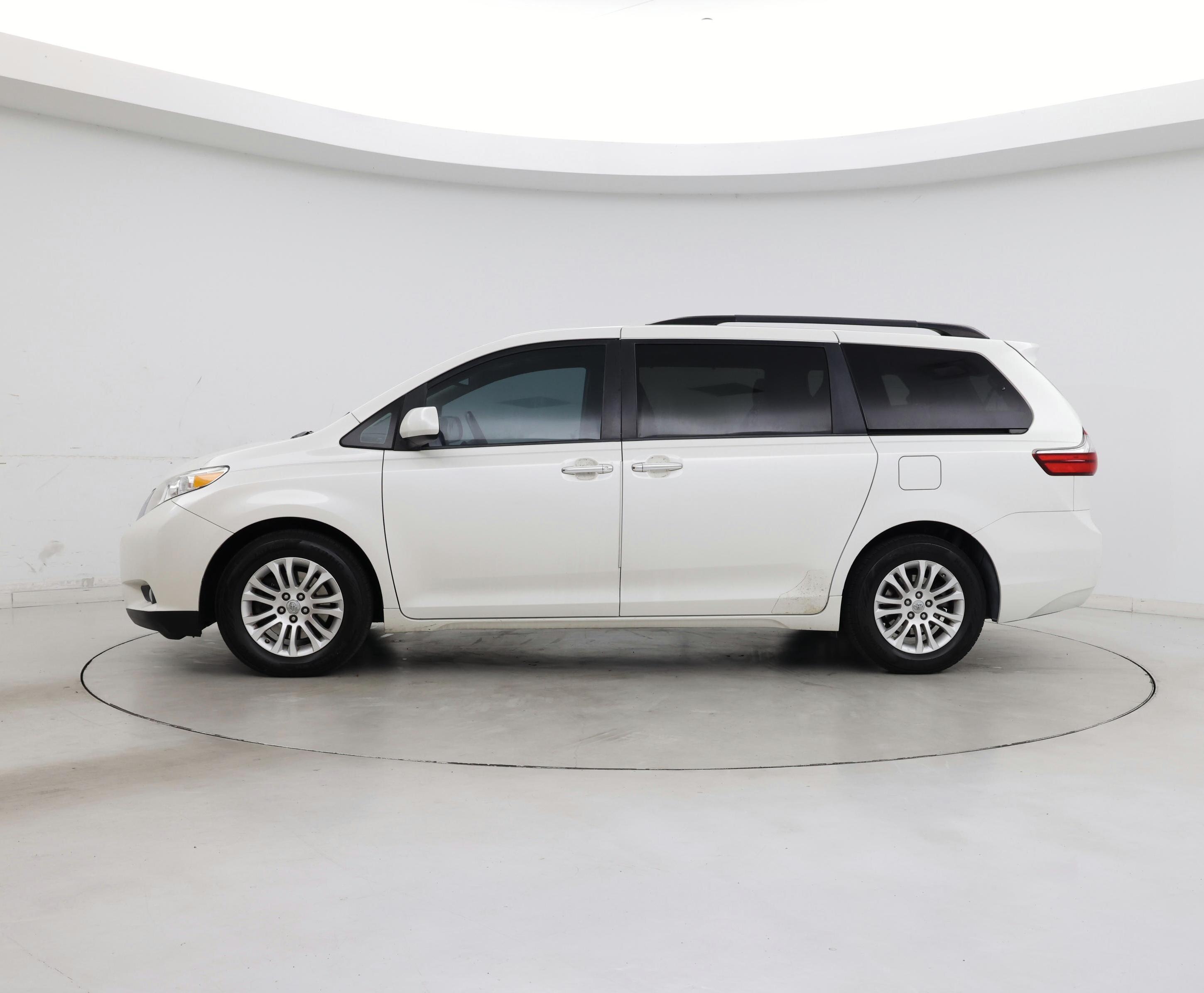 Thumbnail: 2017 Toyota Sienna - 3