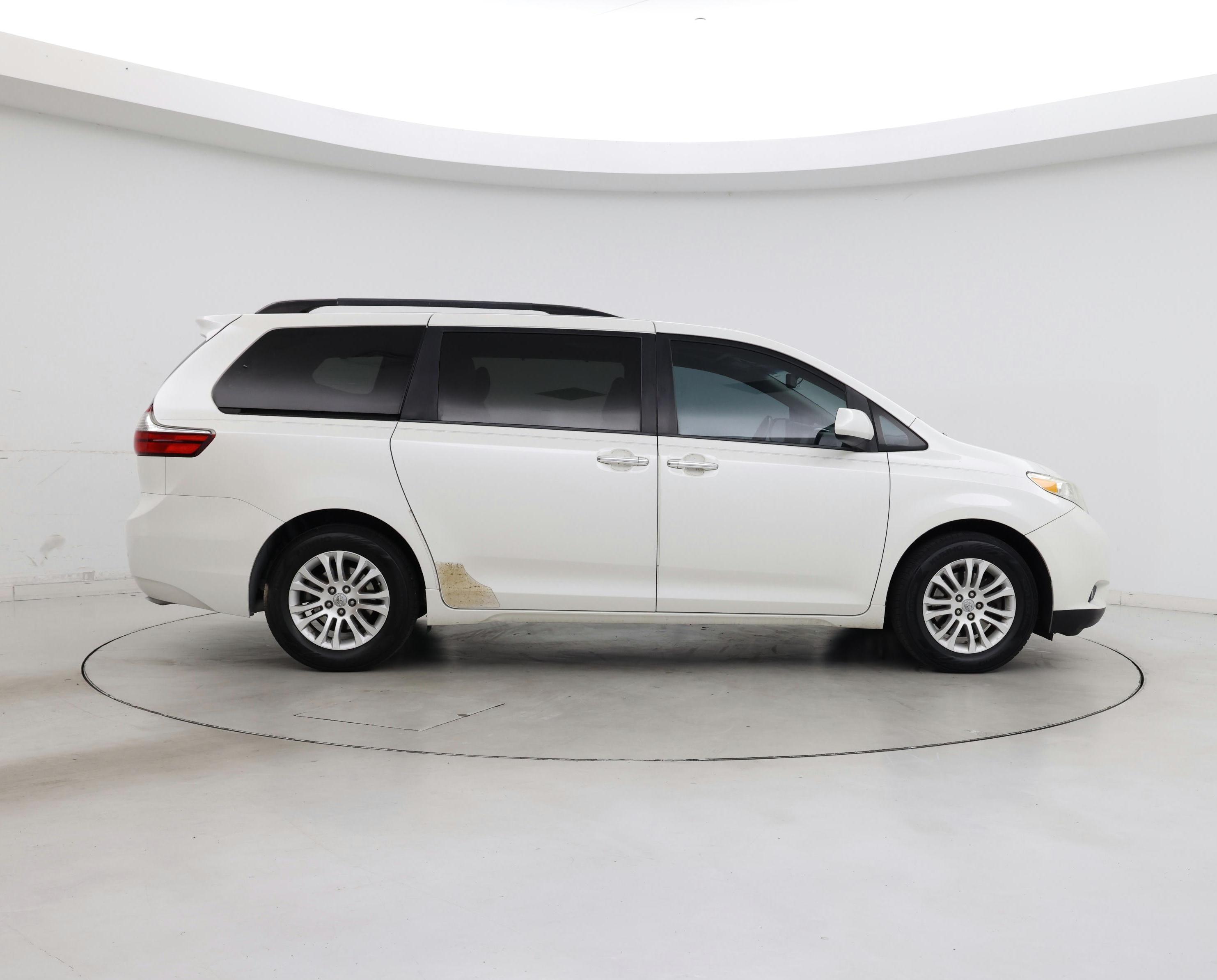 Thumbnail: 2017 Toyota Sienna - 7