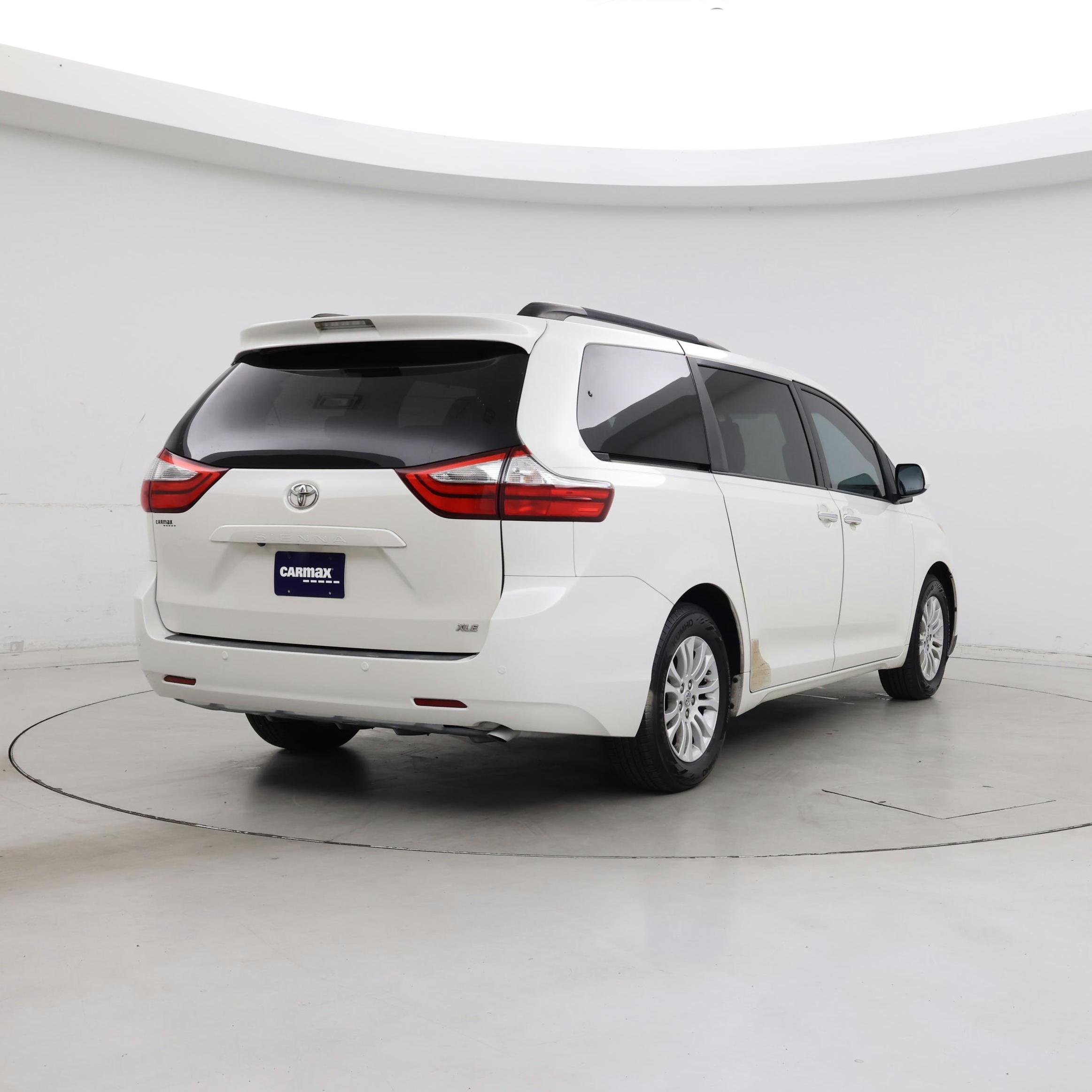 Thumbnail: 2017 Toyota Sienna - 8